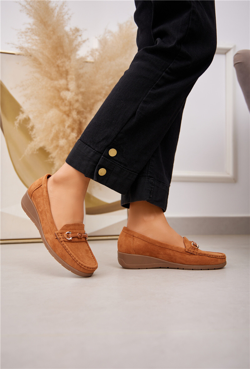 Mayorista Belle Women - Cómodo mocasín de cuña con hebilla y suela de cuero.