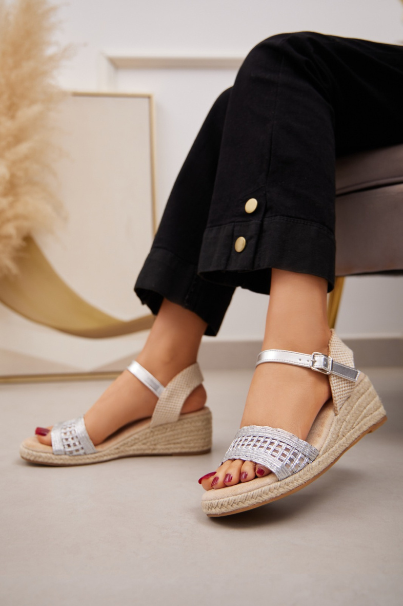 Grossista Belle Women - Sandalo con zeppa e suola effetto paglia e cinturino traforato
