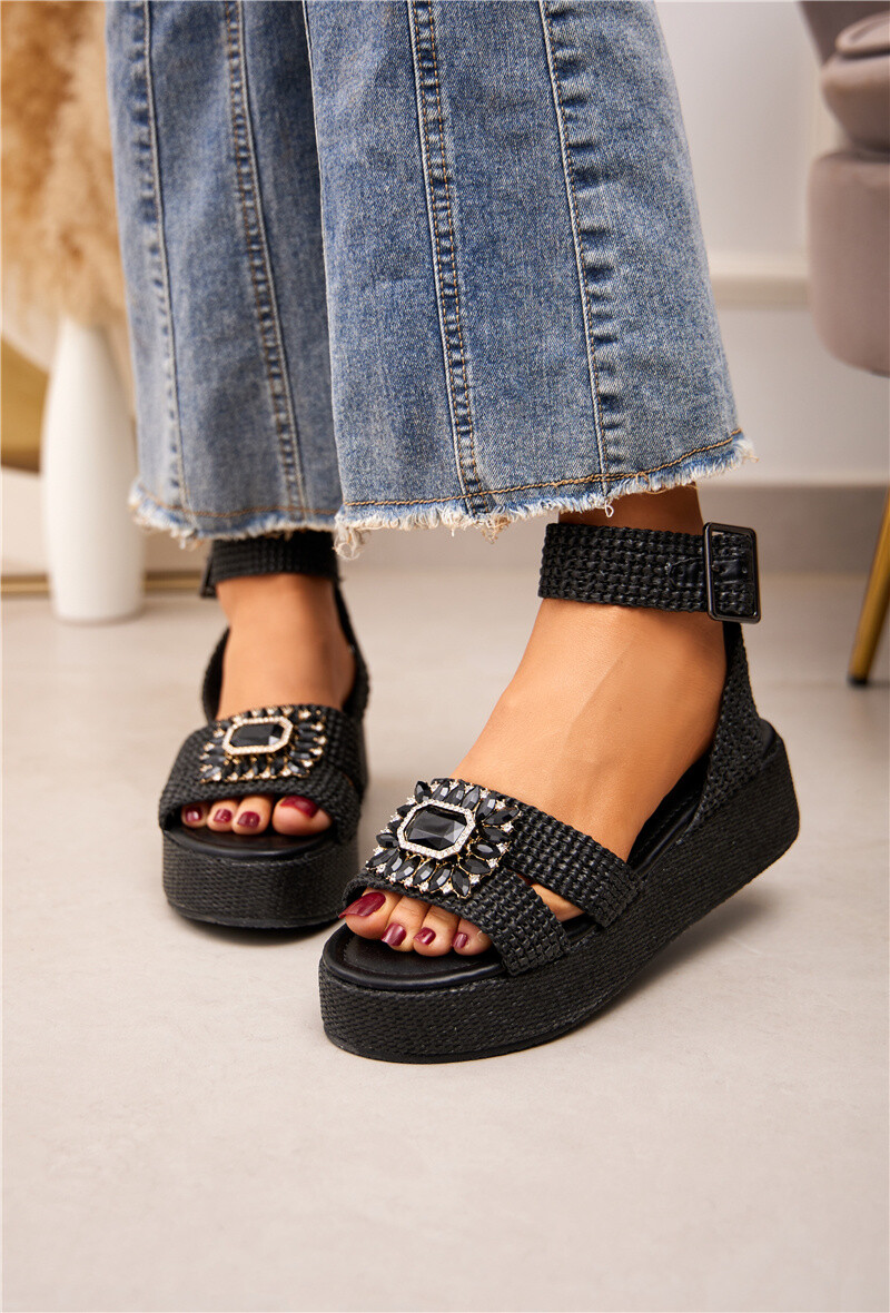 Grossiste Belle Women - Sandales compensées avec bride tressée et bijoux en forme de fleur.
