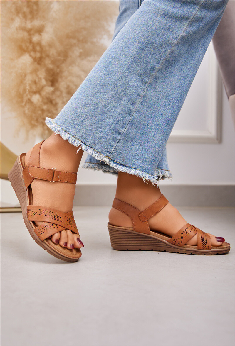 Grossiste Belle Women - Sandales compensées avec bride croisée ajourée