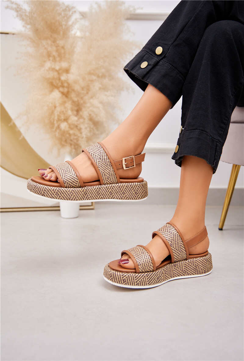 Grossiste Belle Women - Sandales compensées tressées avec motif