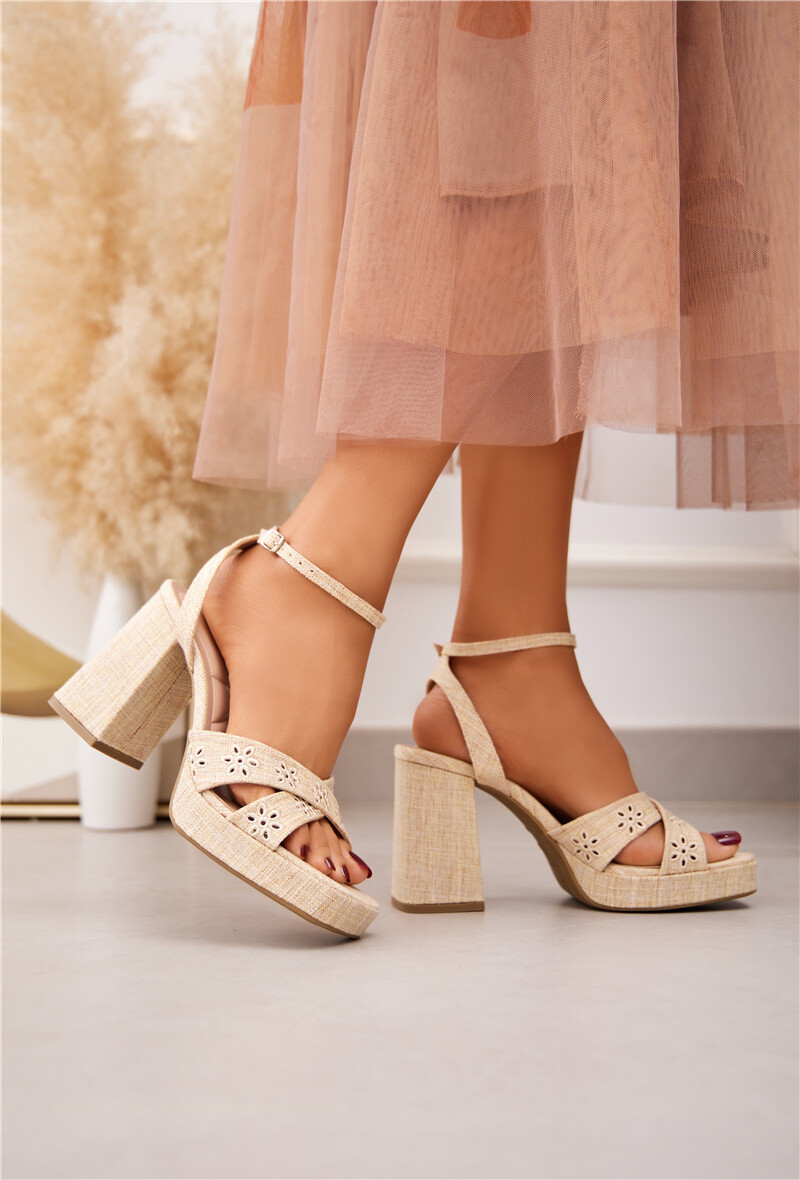 Grossiste Belle Women - Sandales à talon carré en toile avec motif floral ajouré
