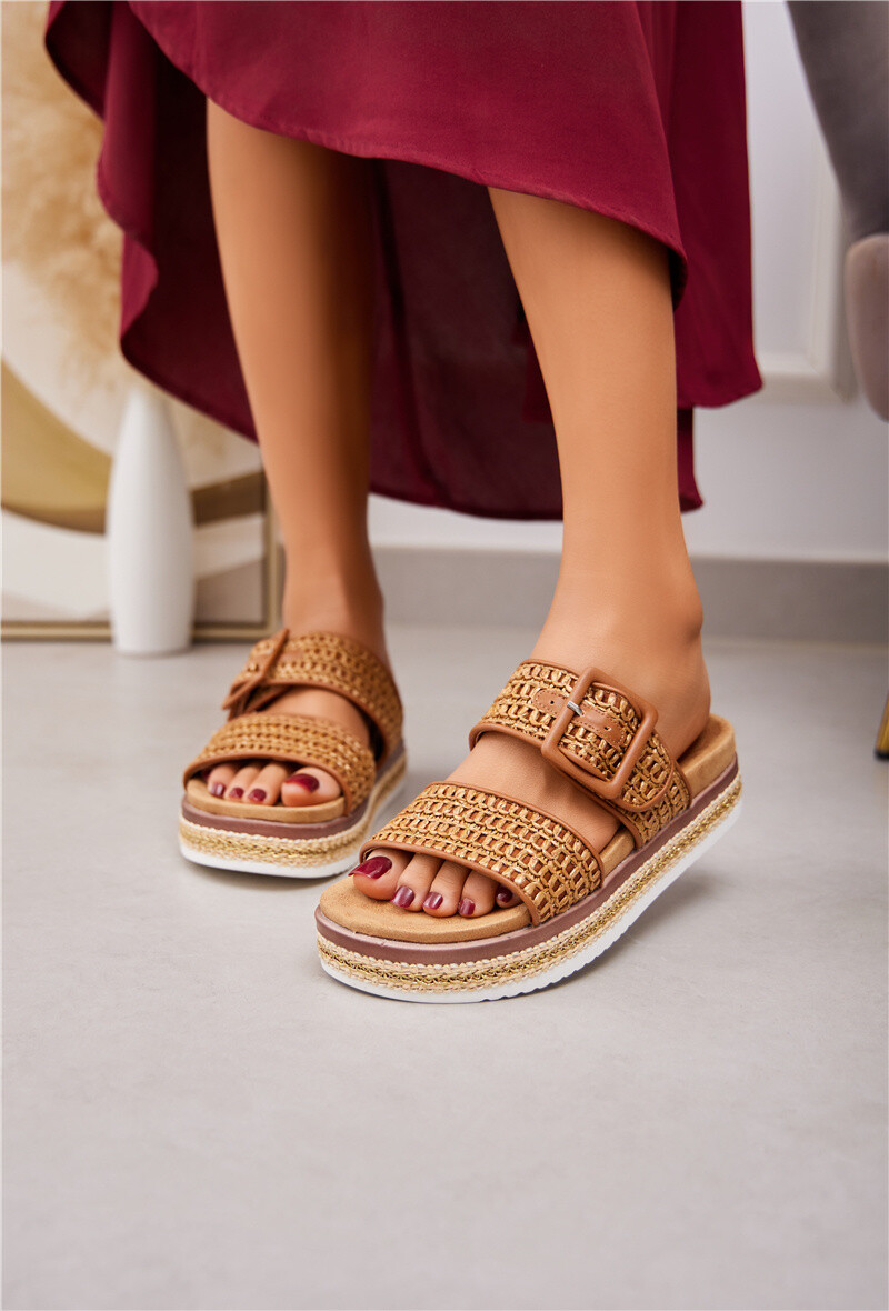 Grossiste Belle Women - Tongs compensées avec double bride tressée et boucle.