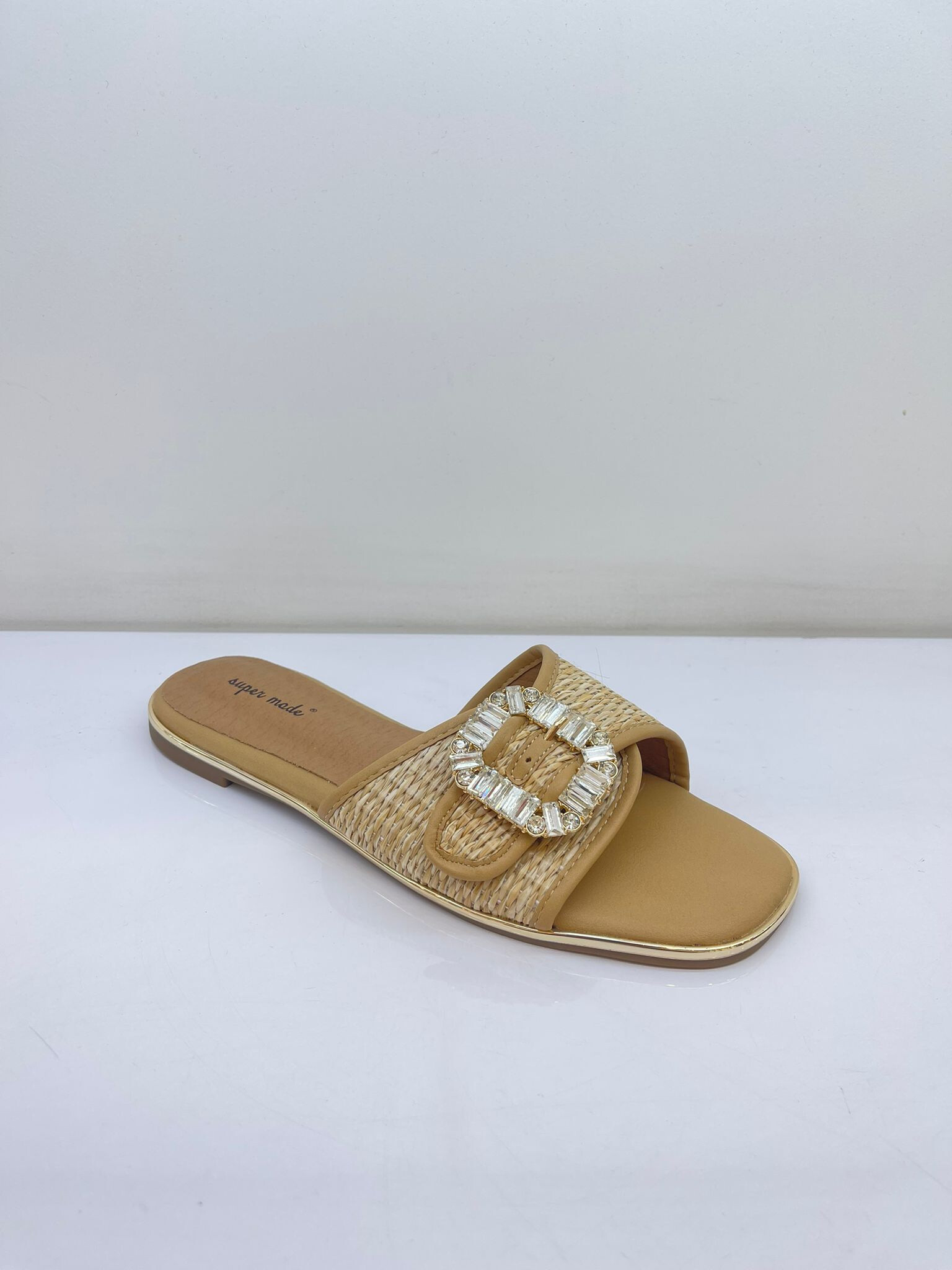 Großhändler Belle Women | Super Mode - Flip-Flop mit geflochtenem Riemen und dekorativer Schnalle