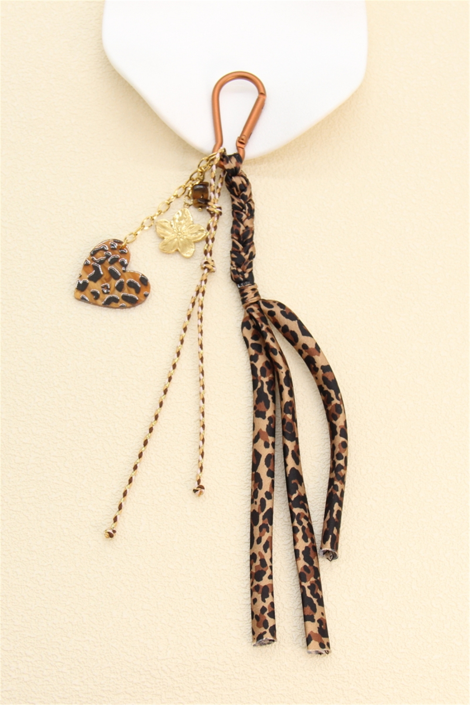 Embrace a bold and trendy style with this chic leopard keychain, featuring a long printed fabric tassel, a leopard heart charm, and a golden butterfly pendant. Its sturdy clasp makes it easy to attach to your keys, bag, or pouch. An original piece that adds a fashionable touch to your everyday life.