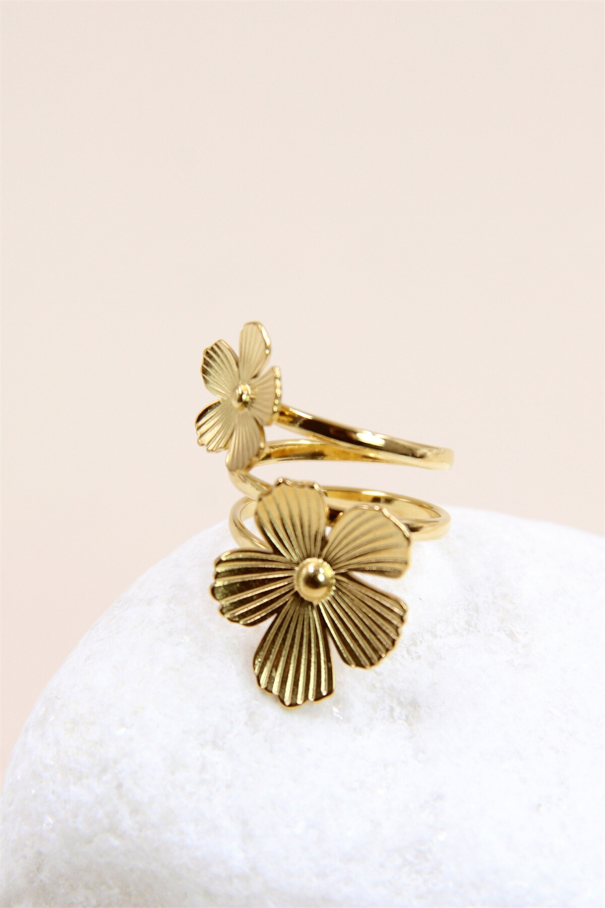 Grossista Bellissima - Anello floreale in acciaio inossidabile decorato con perle - un gioiello elegante