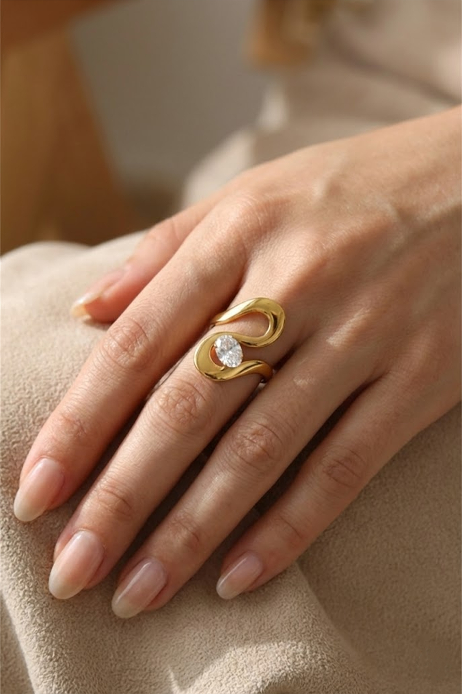 Grossiste Bellissima - Bague Dorée Design Ondulé en Acier Inoxydable Ornée de Cristal
