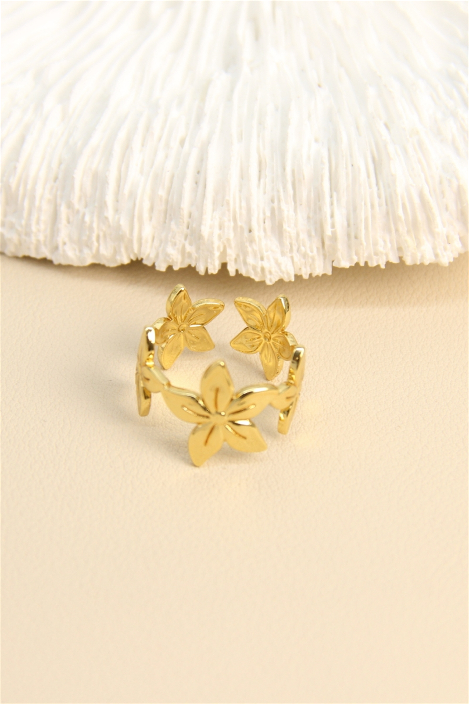 Grossiste Bellissima - Bague fleurs ajourées en acier inoxydable – Ajustable et tendance