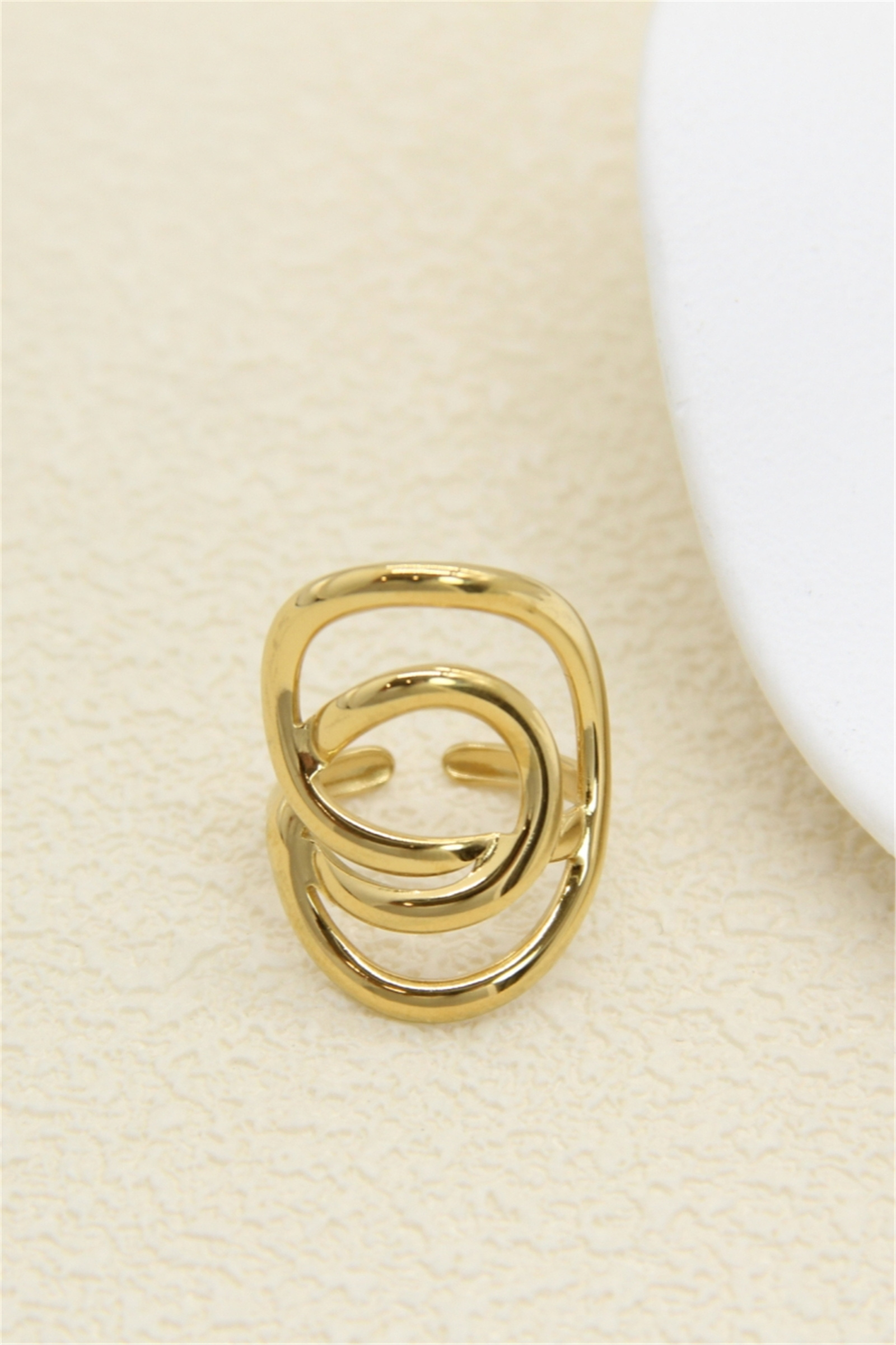 Grossiste Bellissima - Bague design géométrique doré – moderne, tendance et ultra-stylée
