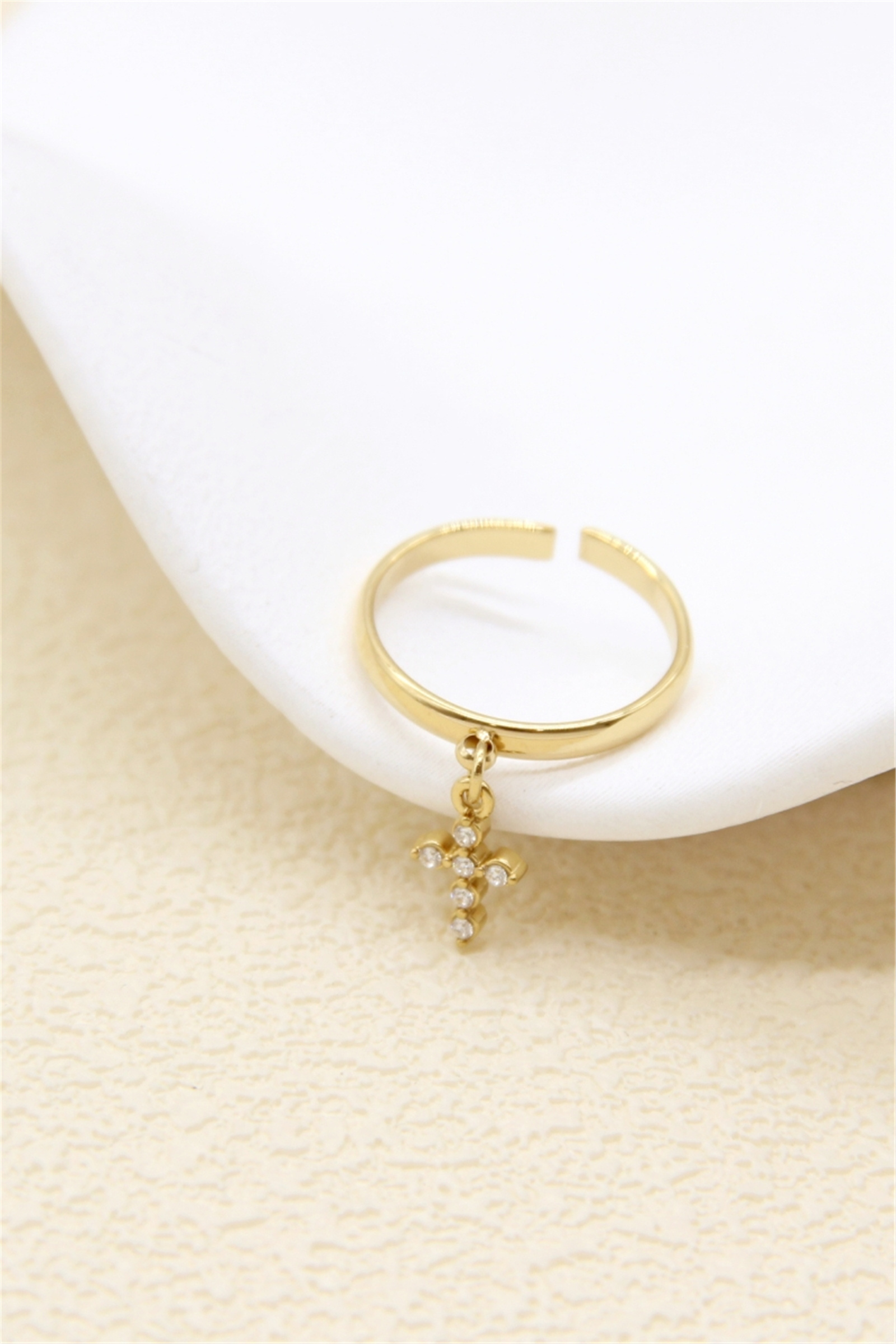 Grossiste Bellissima - Bague à charms croix en acier inoxydable doré