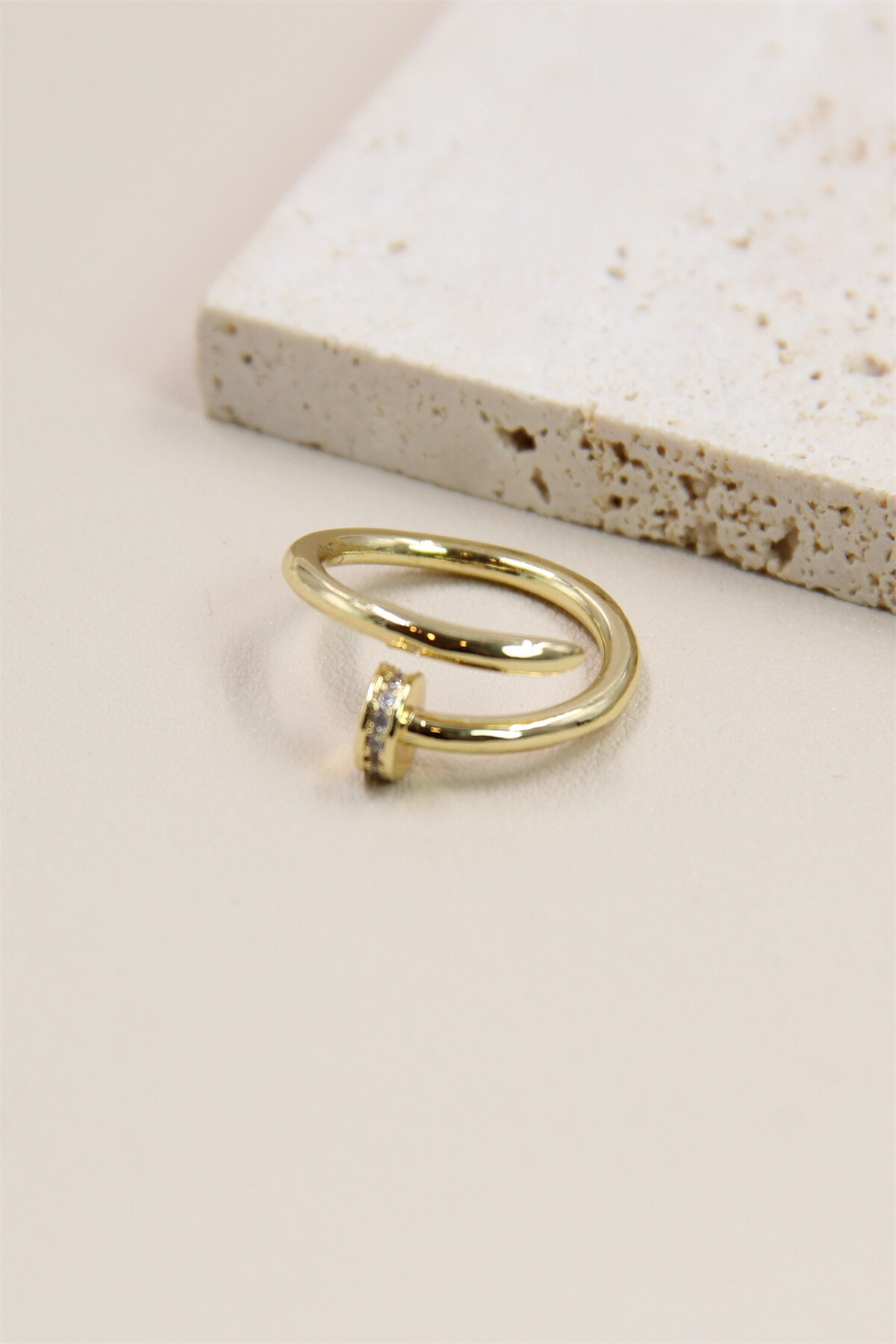 Grossiste Bellissima - Bague ajustable clou strassé en acier inoxydable - Audace et modernité