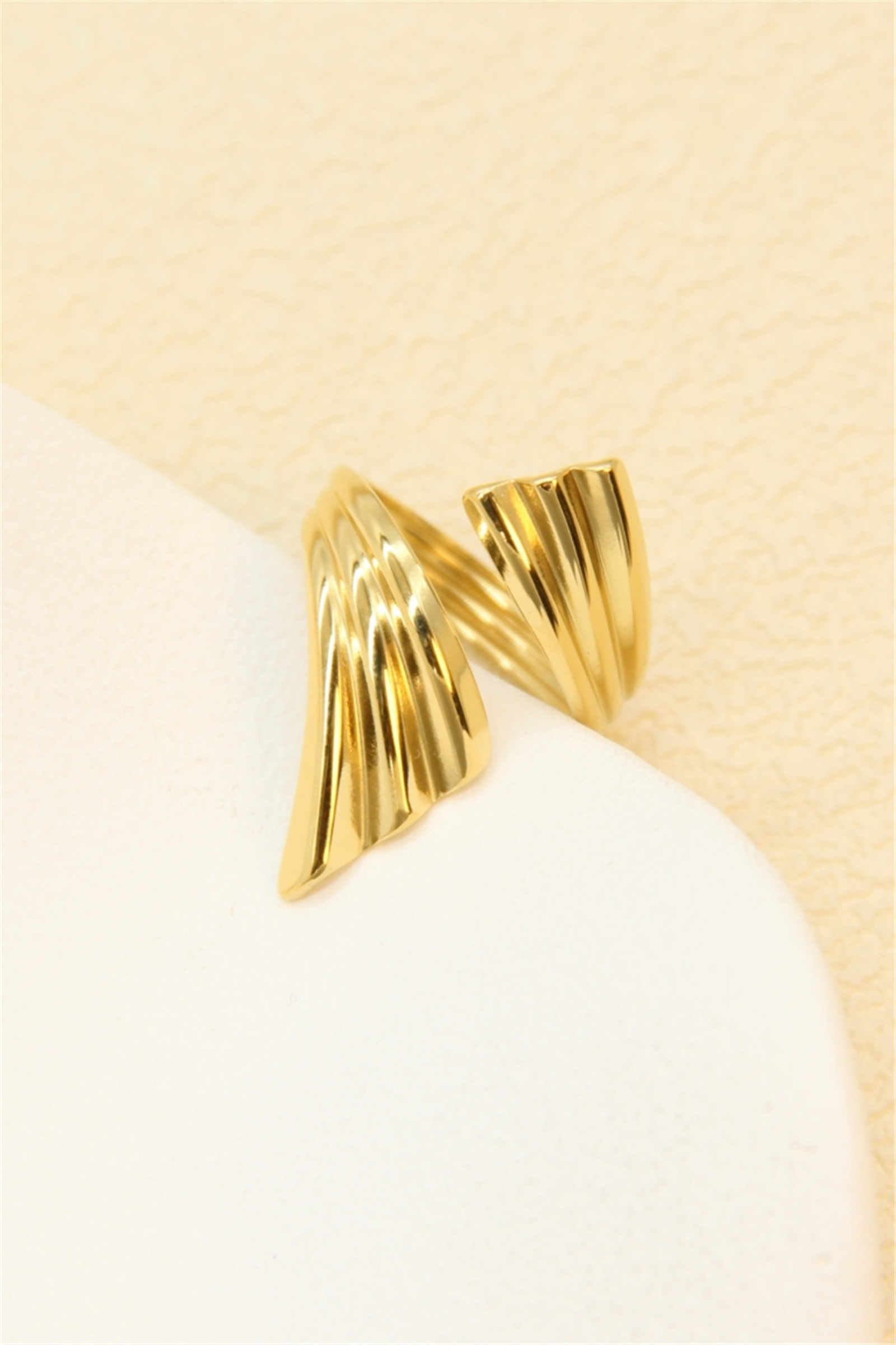 Grossiste Bellissima - Bague Design Géométrique Dorée en Acier Inoxydable – Moderne et Tendance