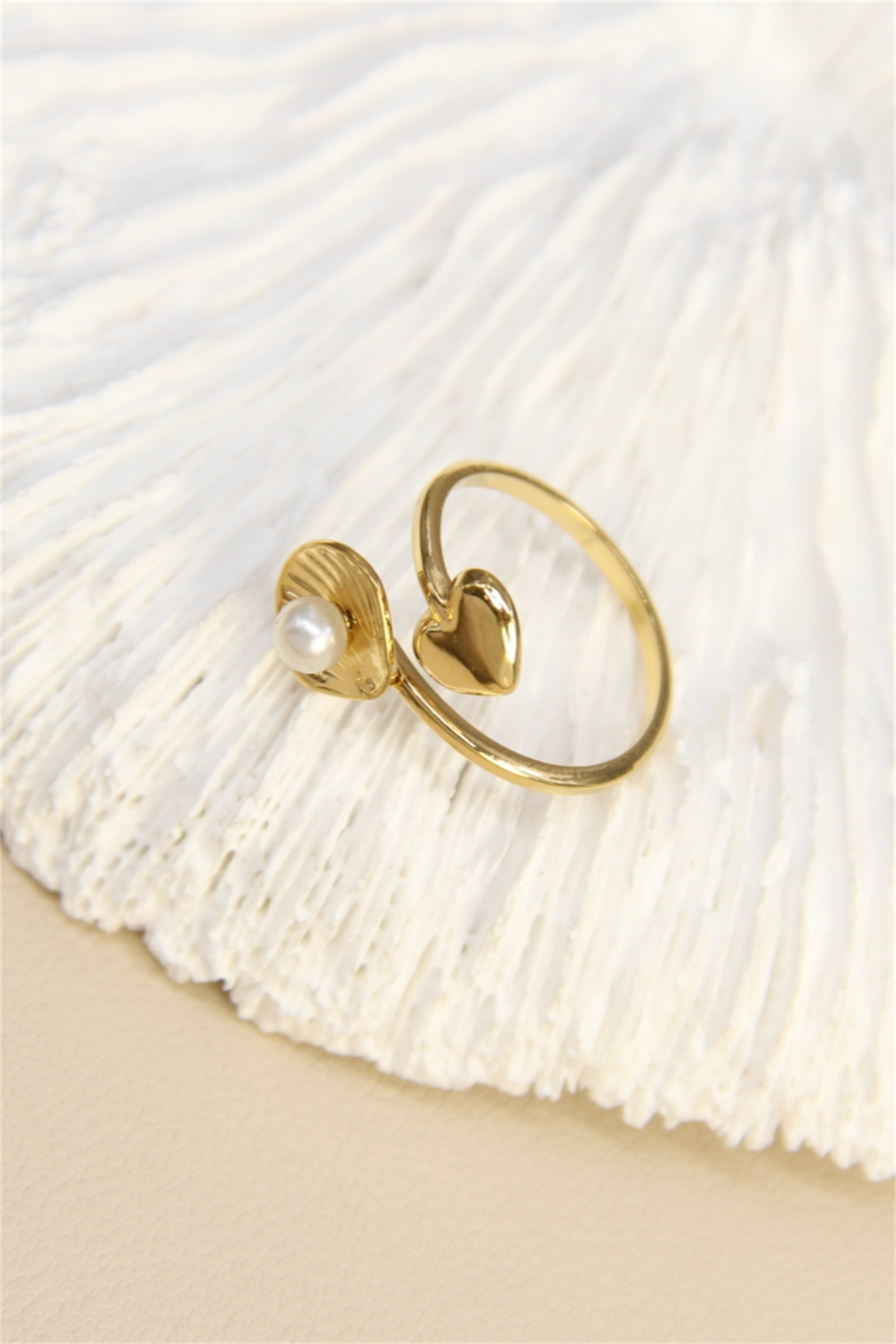 Grossiste Bellissima - Bague dorée coquillage & cœur – perle blanche