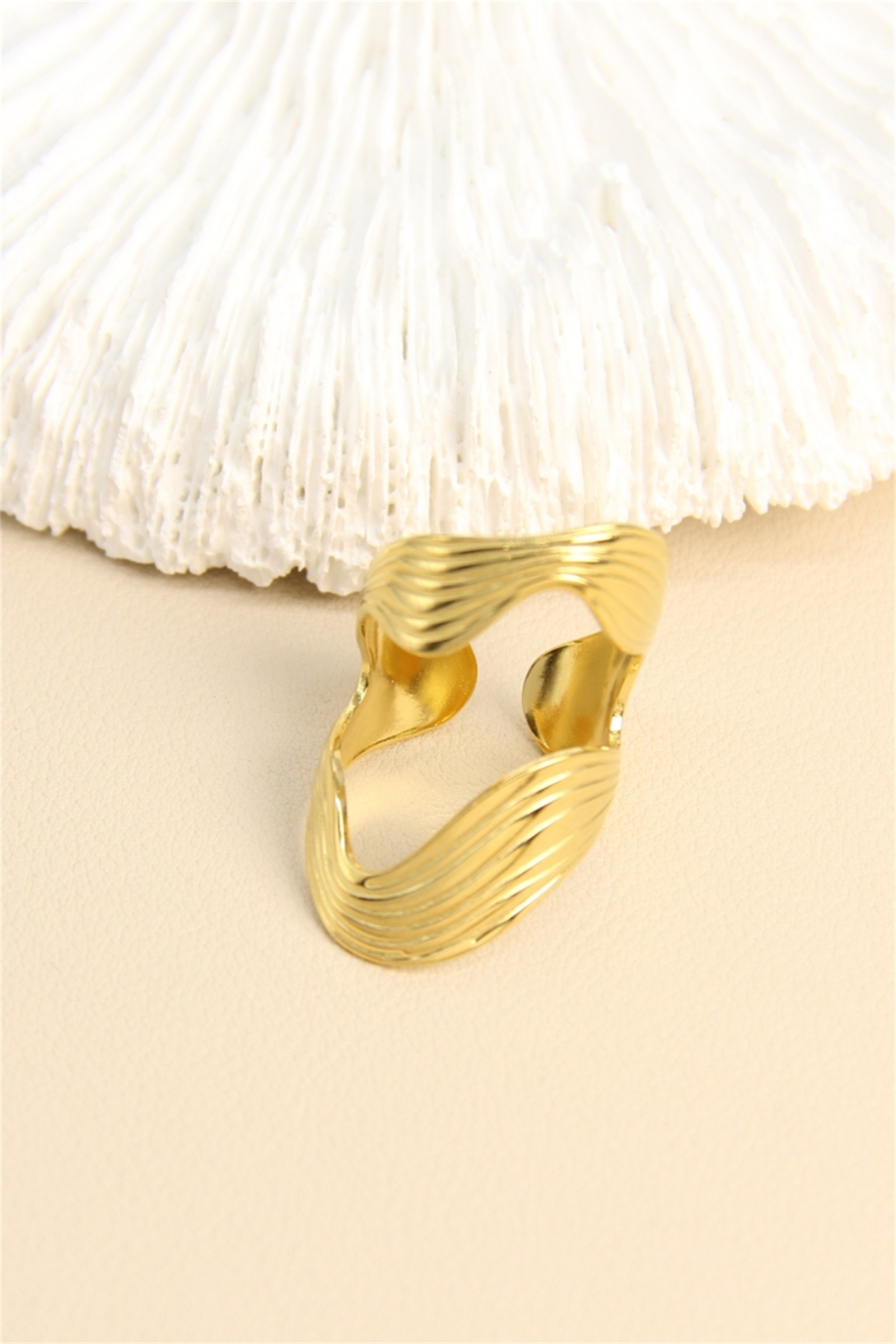 Mayorista Bellissima - Anillo texturizado dorado – Elegancia escultórica