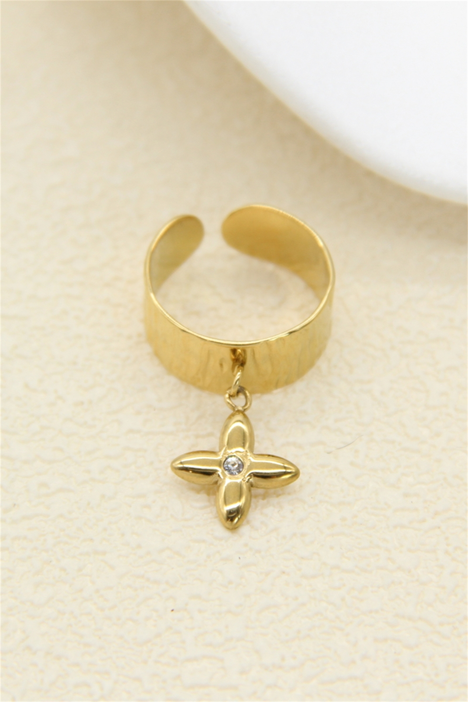 Grossiste Bellissima - Bague breloque fleur en acier inoxydable doré – Ajustable & élégante
