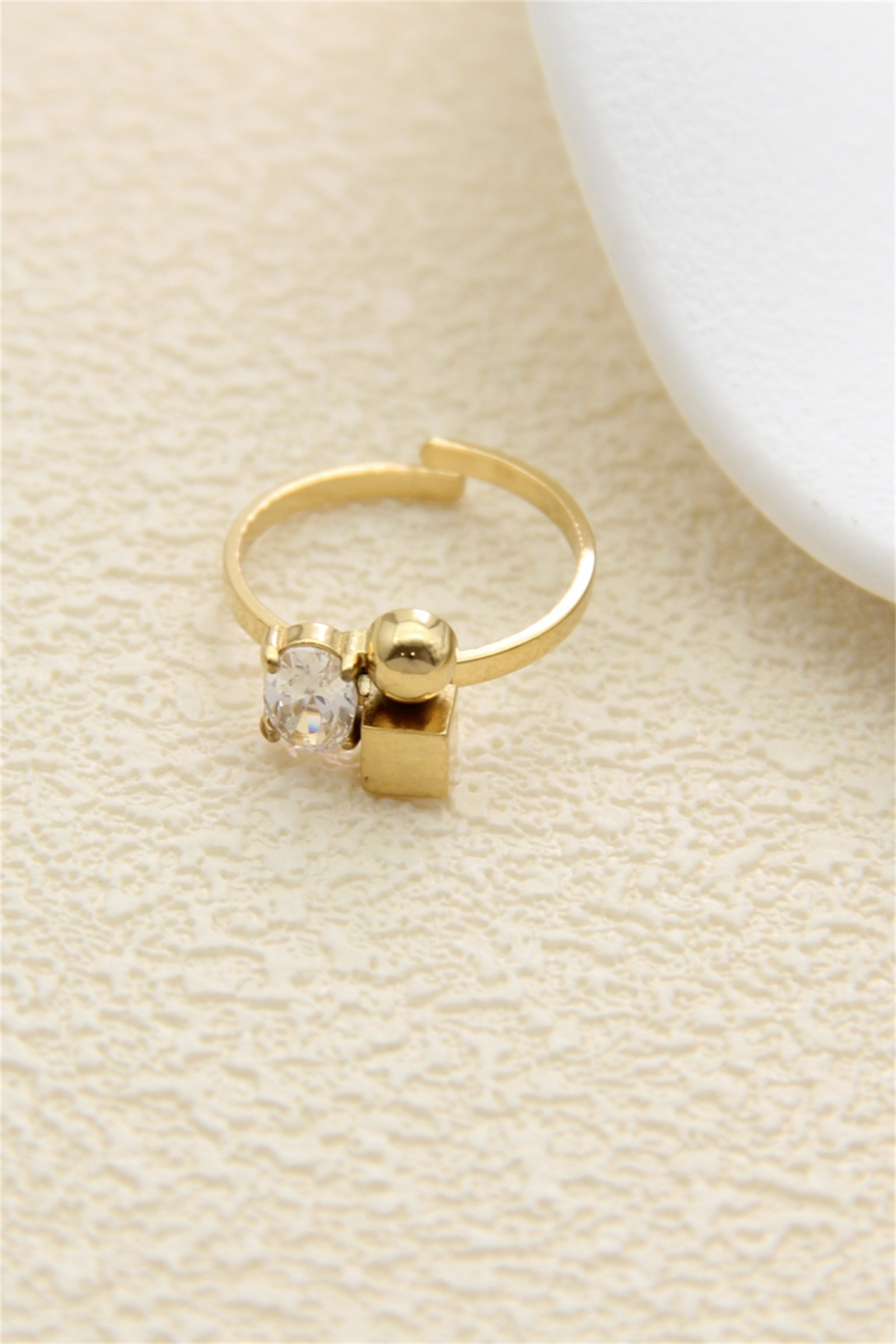 Grossiste Bellissima - Bague Géométrique Dorée en Acier Inoxydable avec Zircon – Élégance Minimaliste