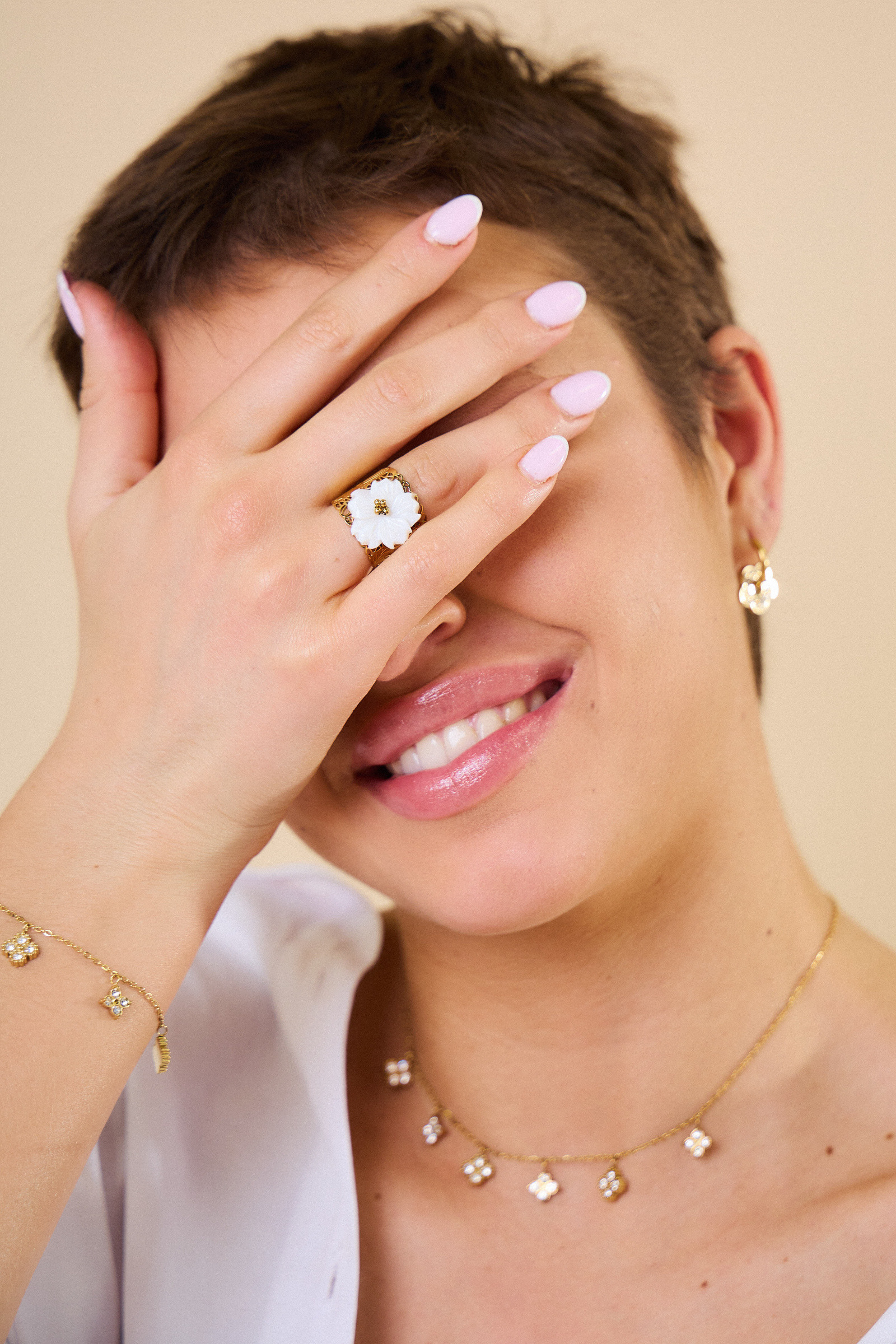 Grossiste Bellissima - Bague Ajustable Fleur Nacrée en Acier Inoxydable : Charme et  Flexibilité