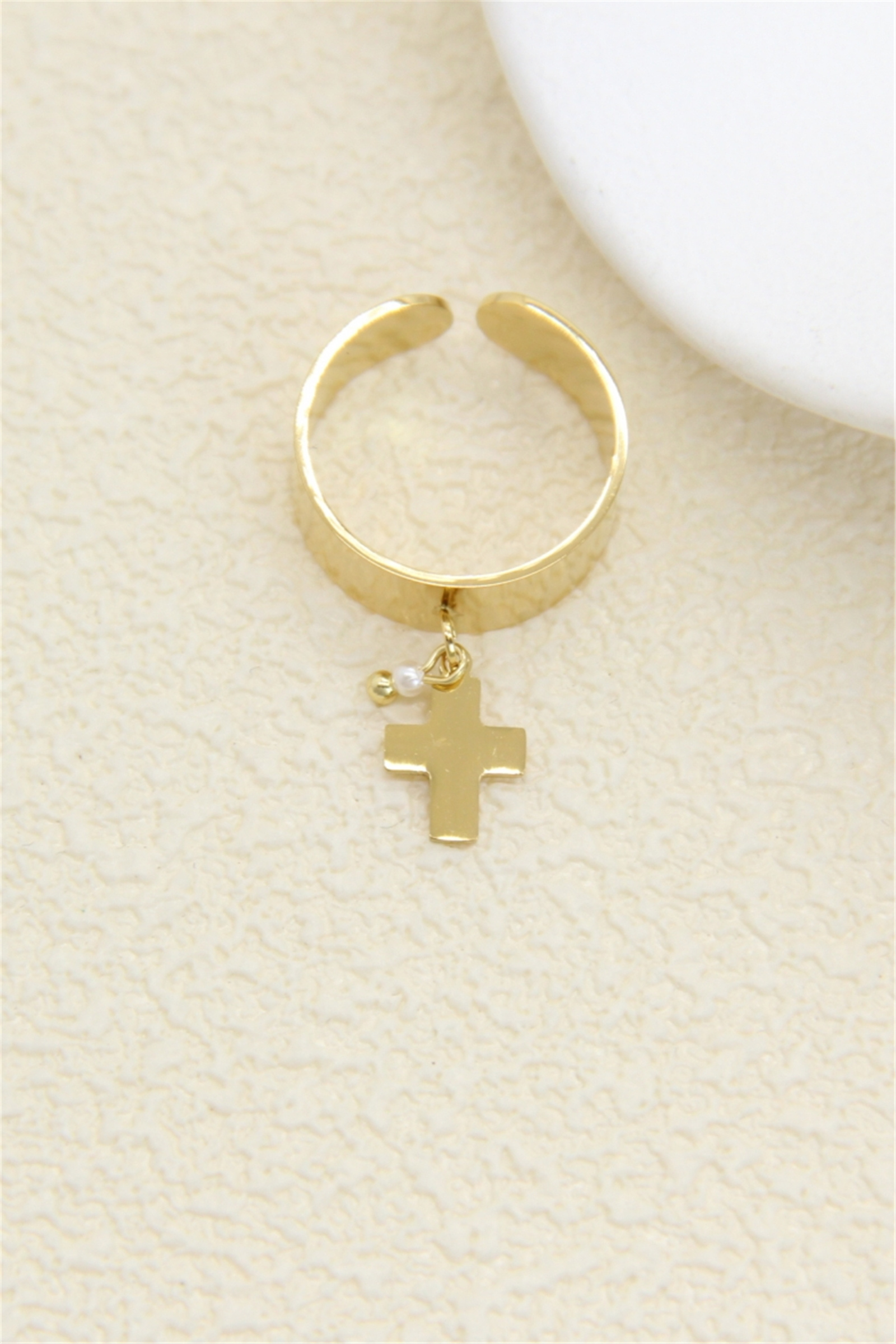 Grossiste Bellissima - Bague charms croix en acier inoxydable doré – Ajustable & tendance