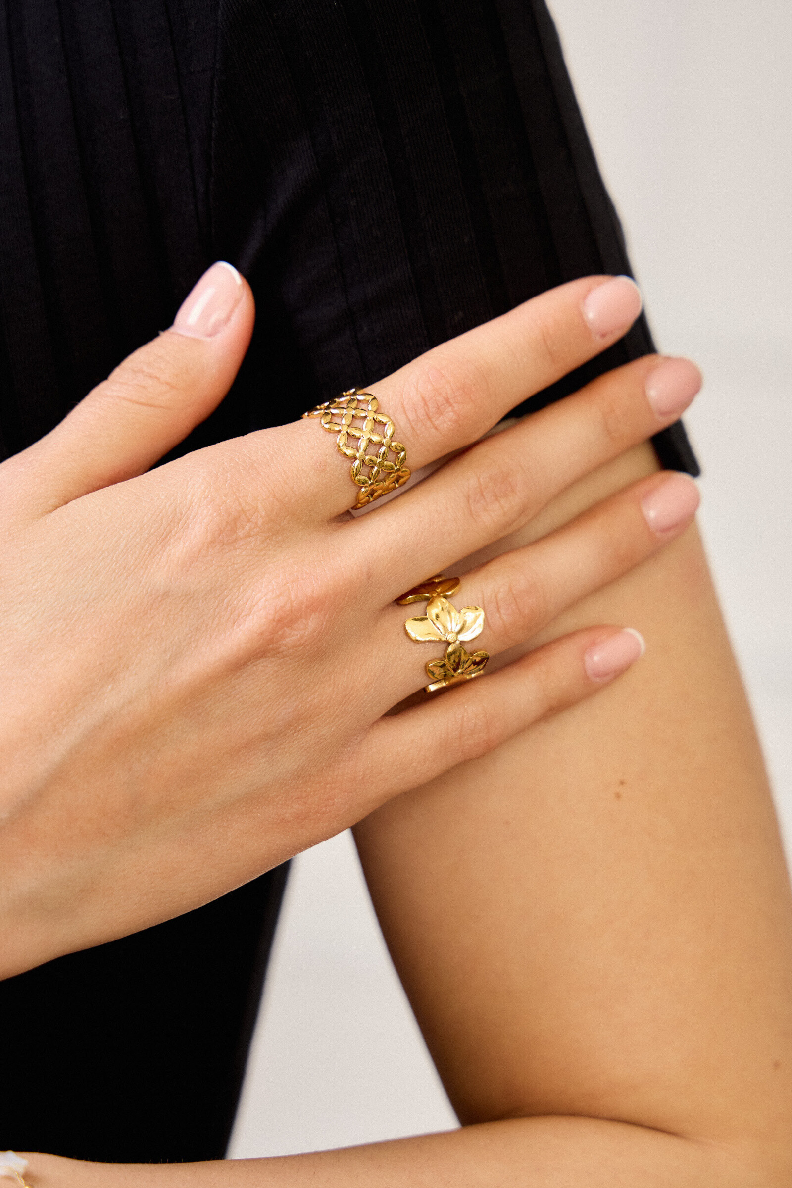 Grossiste Bellissima - CETTE BAGUE FLEUR AJUSTABLE en Acier Inoxydable – Élégance Florale