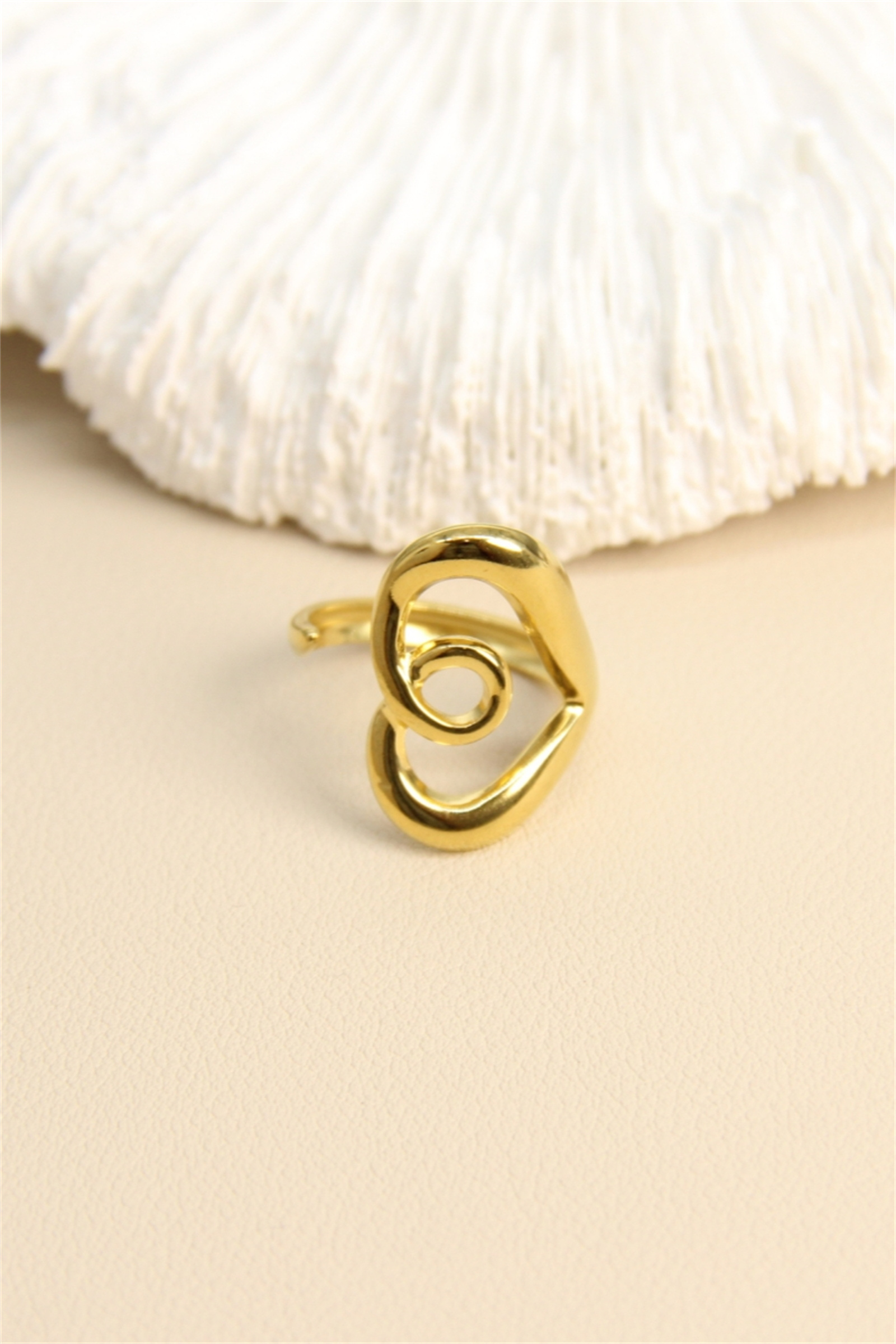 Grossiste Bellissima - Bague dorée design cœur spiralé – Audace et féminité
