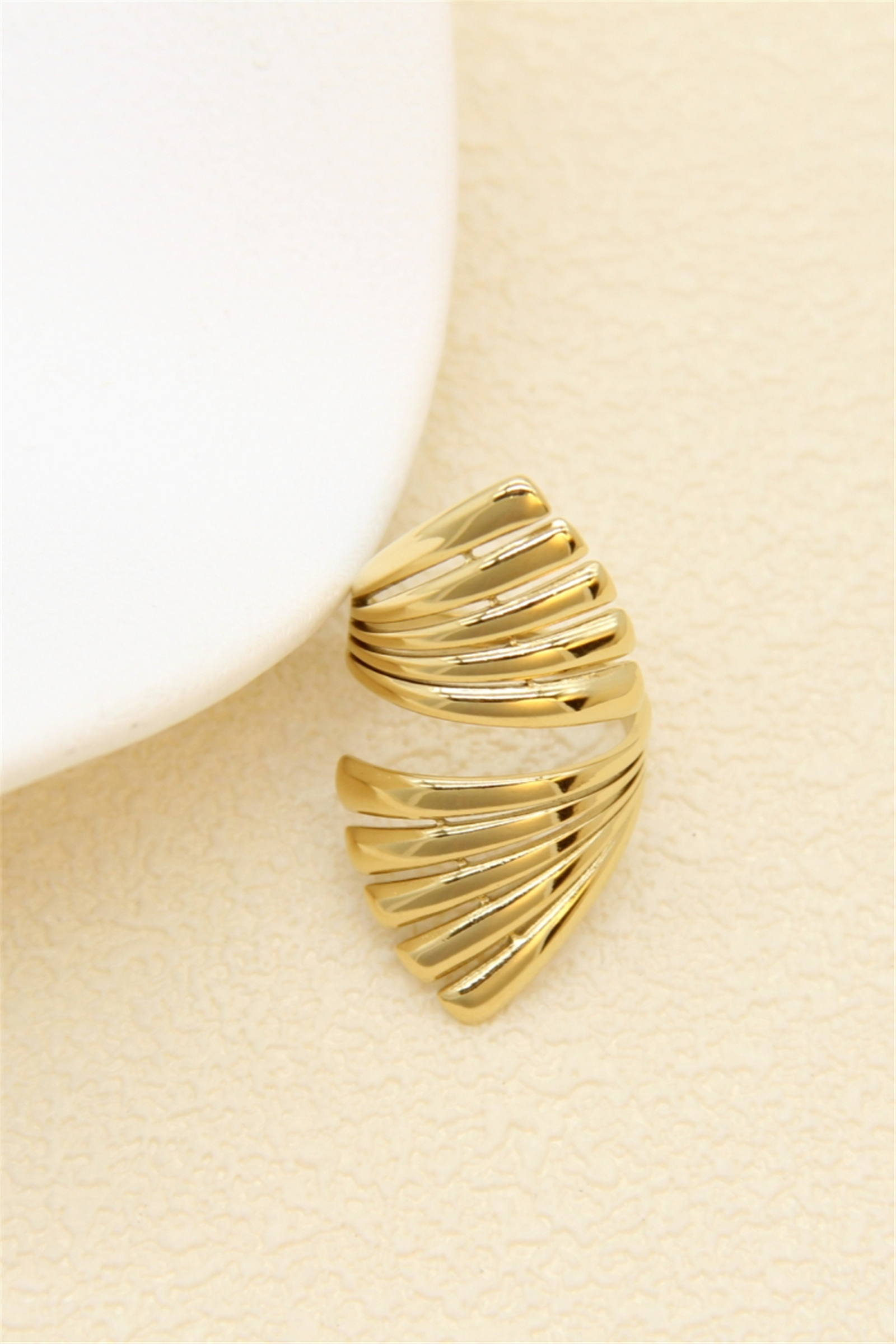 Grossiste Bellissima - Bague Design Géométrique Eventail Doré en Acier Inoxydable – Moderne et Élégante