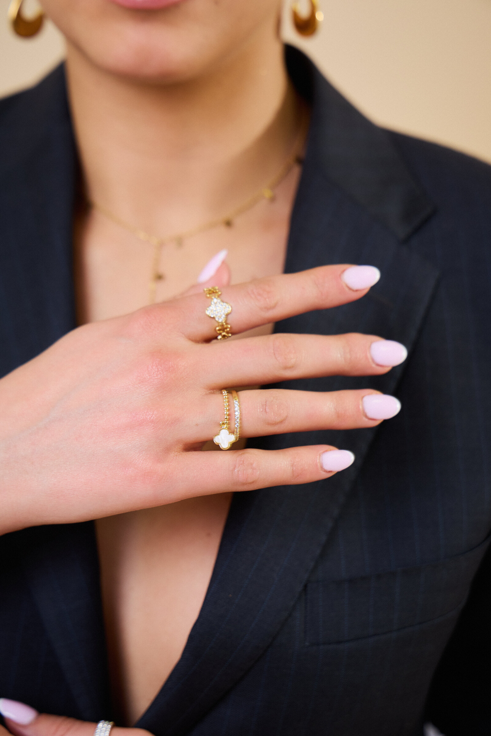 Grossiste Bellissima - Bague ajustable trèfle breloque strassée en acier inoxydable