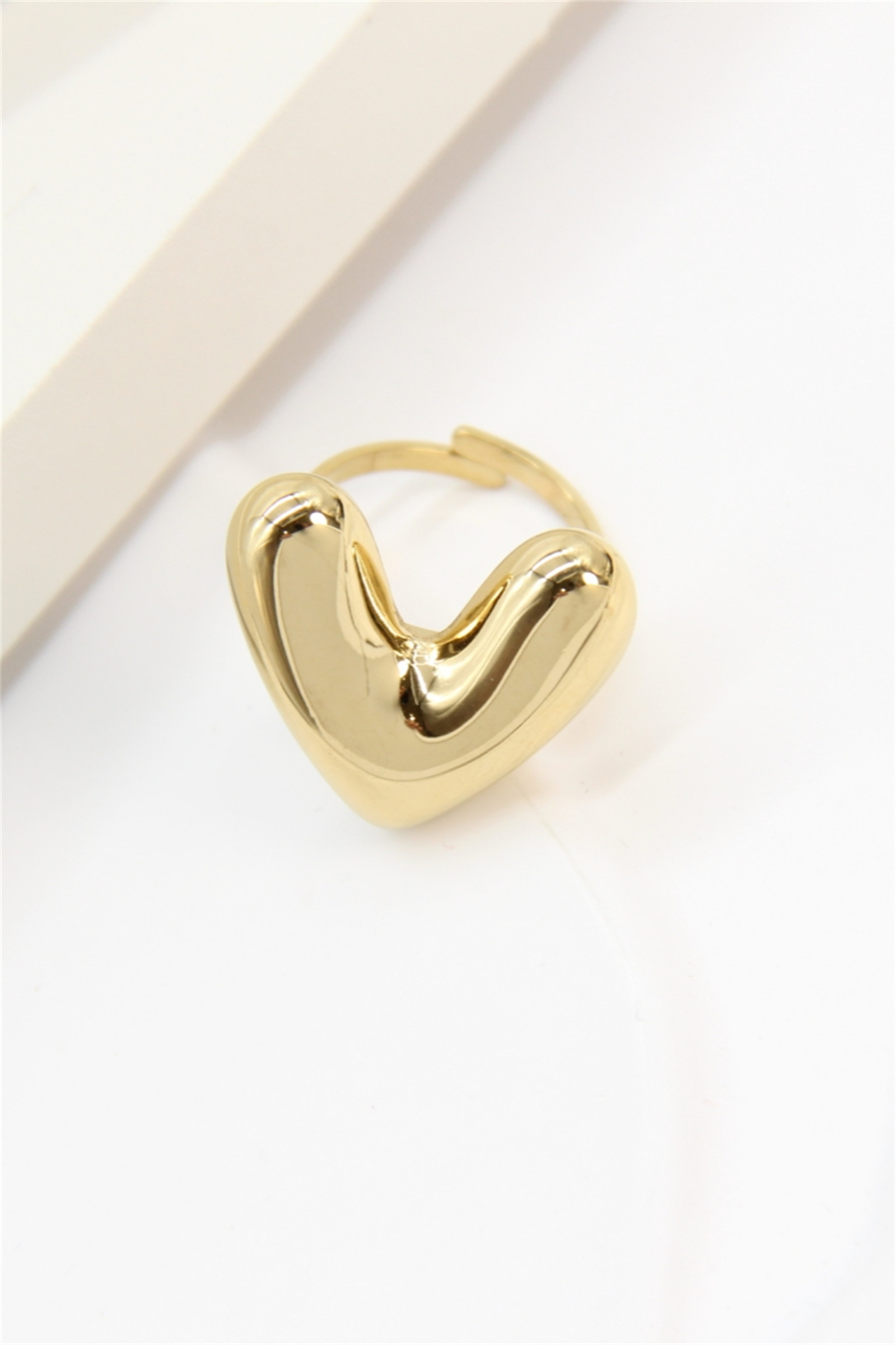 Grossiste Bellissima - Bague Cœur Dorée Ajustable en Acier Inoxydable – Design Moderne