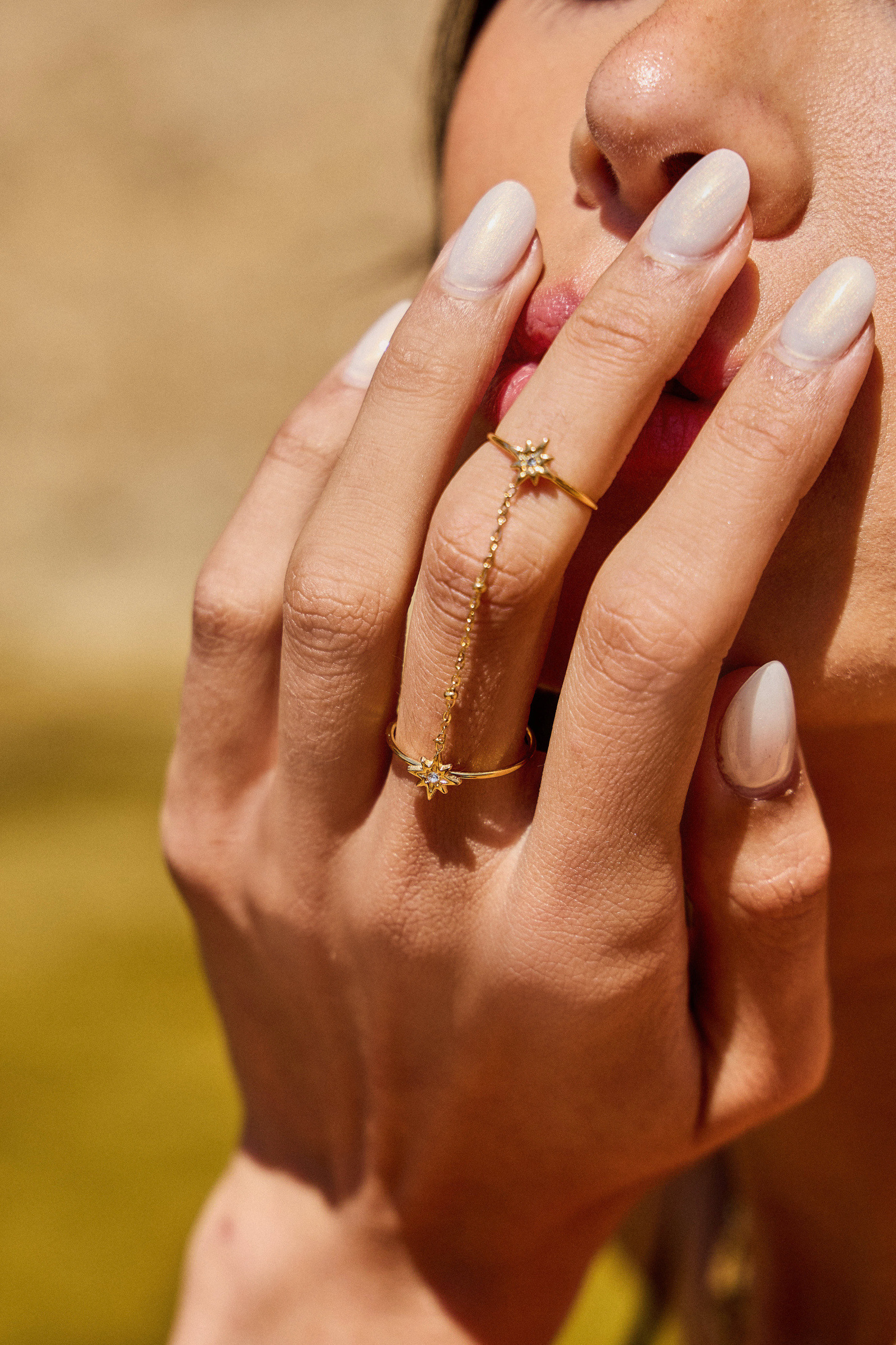 Grossiste Bellissima - Bague Double Chaîne Fleur – Élégance Dorée en Acier Inoxydable