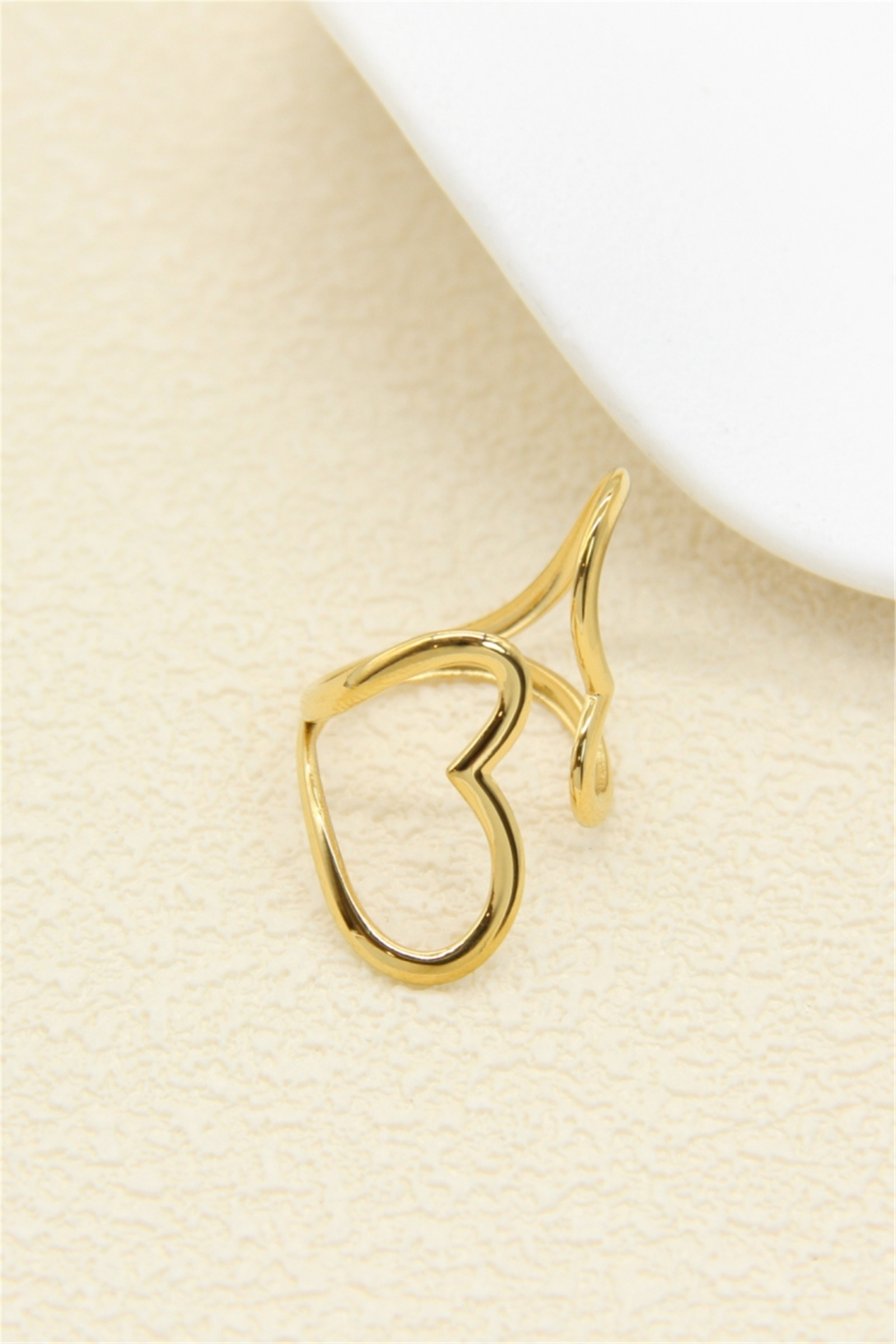 Grossiste Bellissima - Bague Cœur Ajouré Dorée en Acier Inoxydable – Finesse Moderne et Élégance