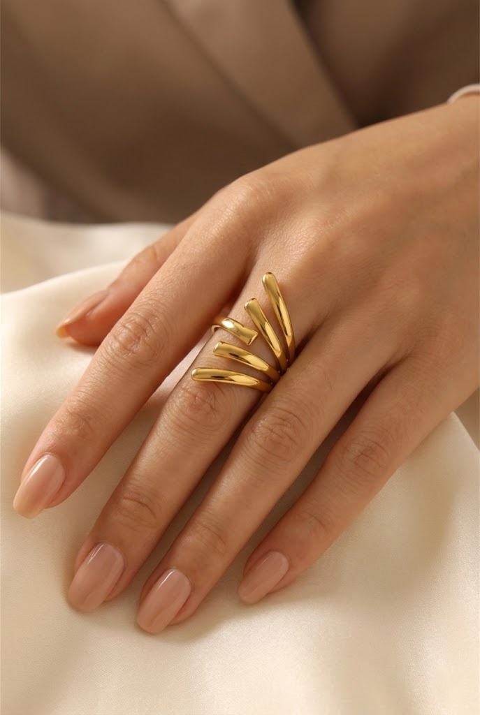 Grossiste Bellissima - Bague sculpturale dorée en acier inoxydable – Design couture ajustable – Finition miroir