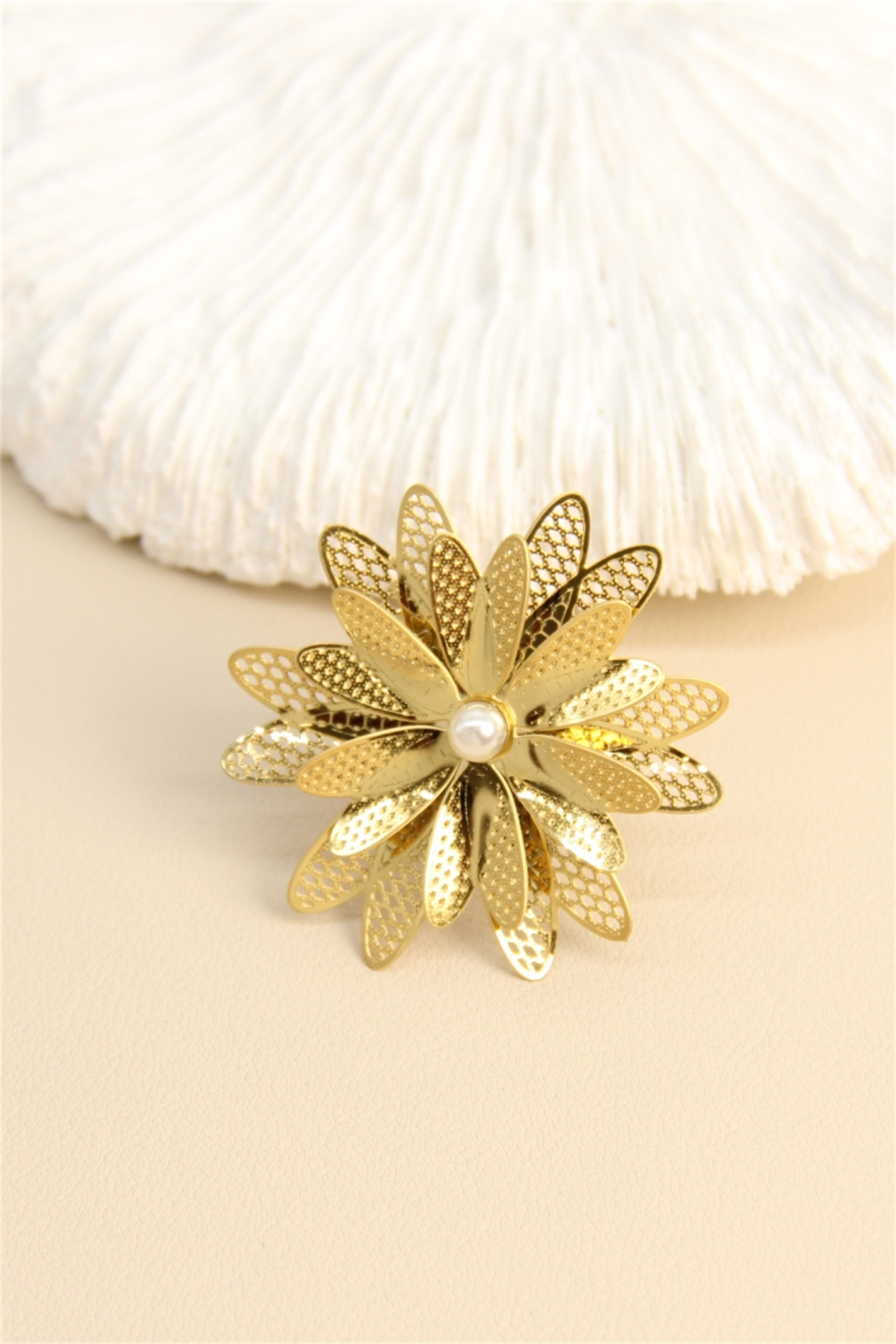 Grossiste Bellissima - Bague fleur dorée en acier inoxydable avec perle – Bijou ajustable élégant