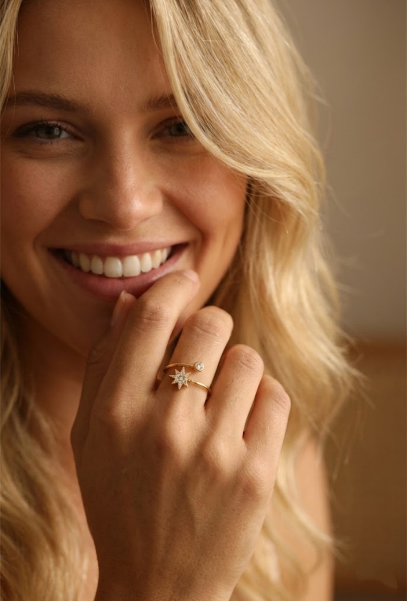 Grossiste Bellissima - Bague ajustable étoile dorée en acier inoxydable – strass fine et élégante