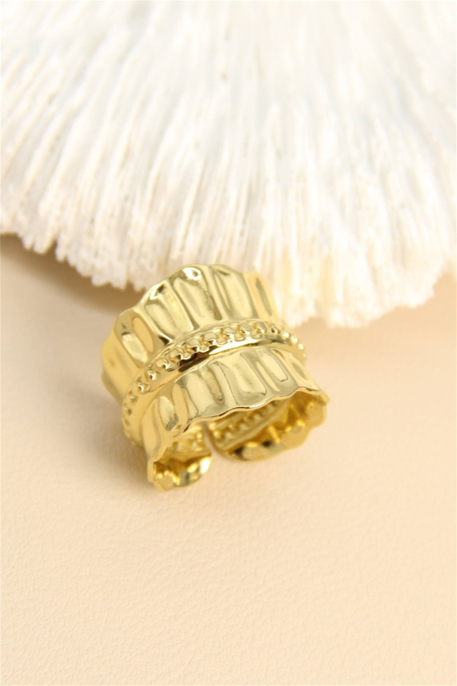 Mayorista Bellissima - Anillo ancho dorado de acero inoxidable – Elegancia esculpida