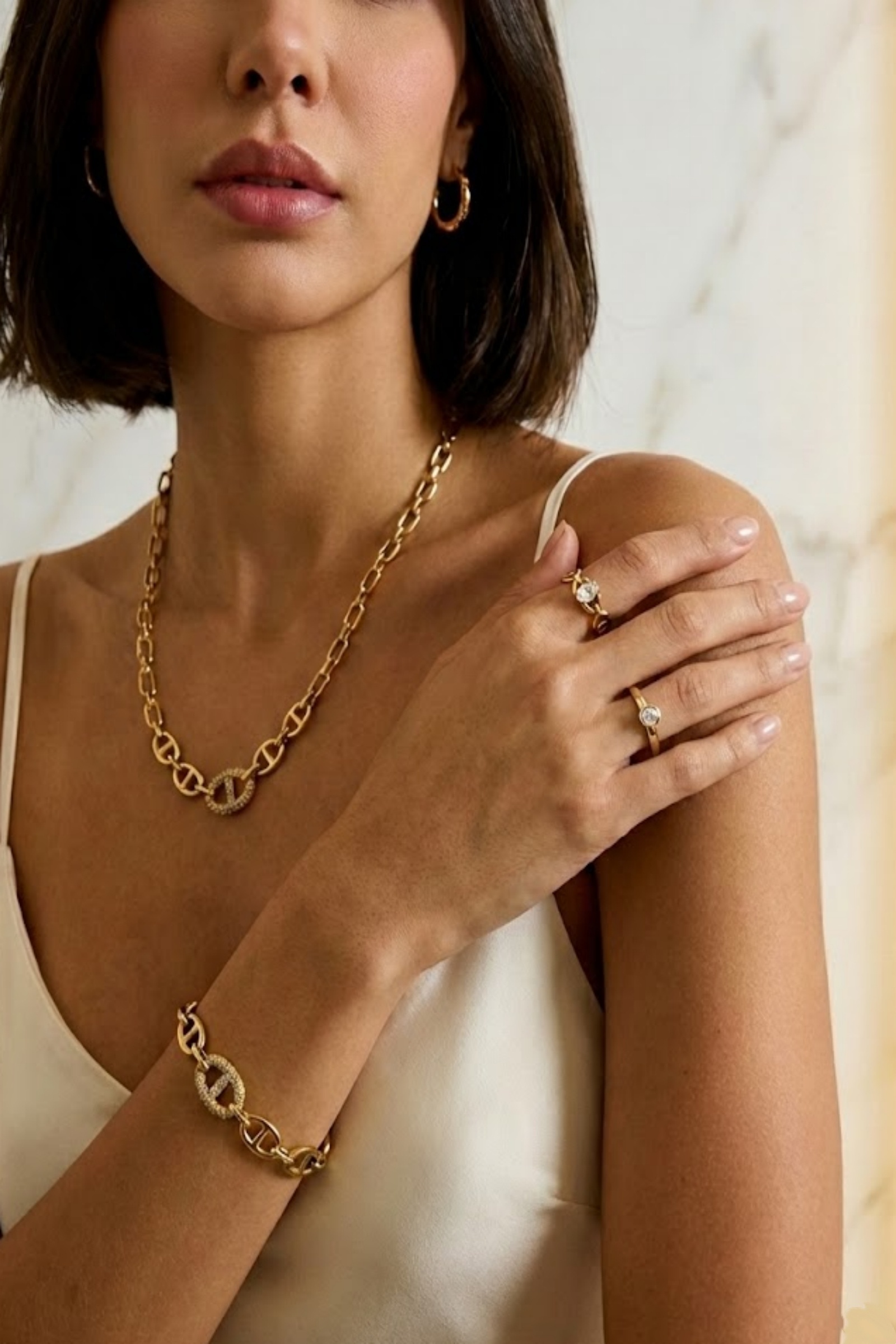 Grossiste Bellissima - Bague ajourée dorée sertie zircon – finesse, éclat et style moderne