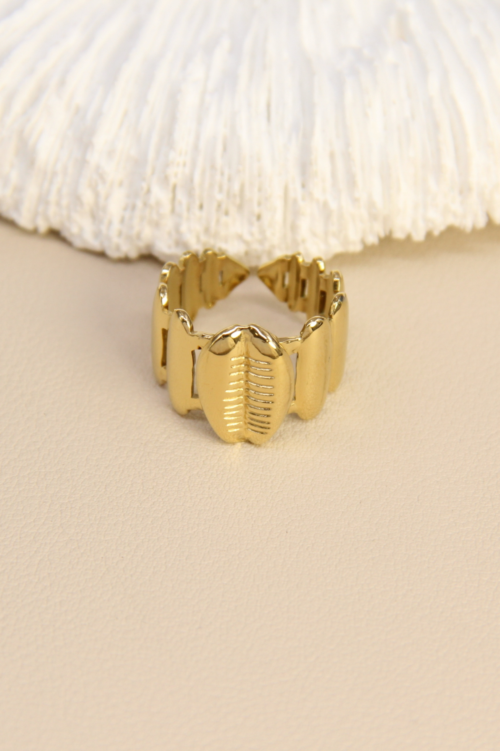 Grossiste Bellissima - BAGUE AJUSTABLE COQUILLAGE CAURI – ACIER INOXYDABLE DORÉ