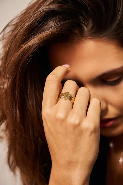 Grossiste Bellissima - Bague marguerites dorées – Acier inoxydable Grossiste Bellissima - Bague marguerites dorées – Acier inoxydable