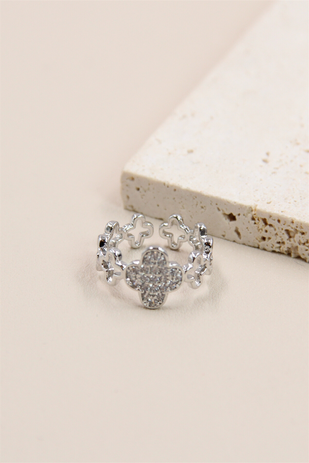 Grossista Bellissima - Trifoglio ad anello regolabile adornato con strass in acciaio inossidabile: fortuna