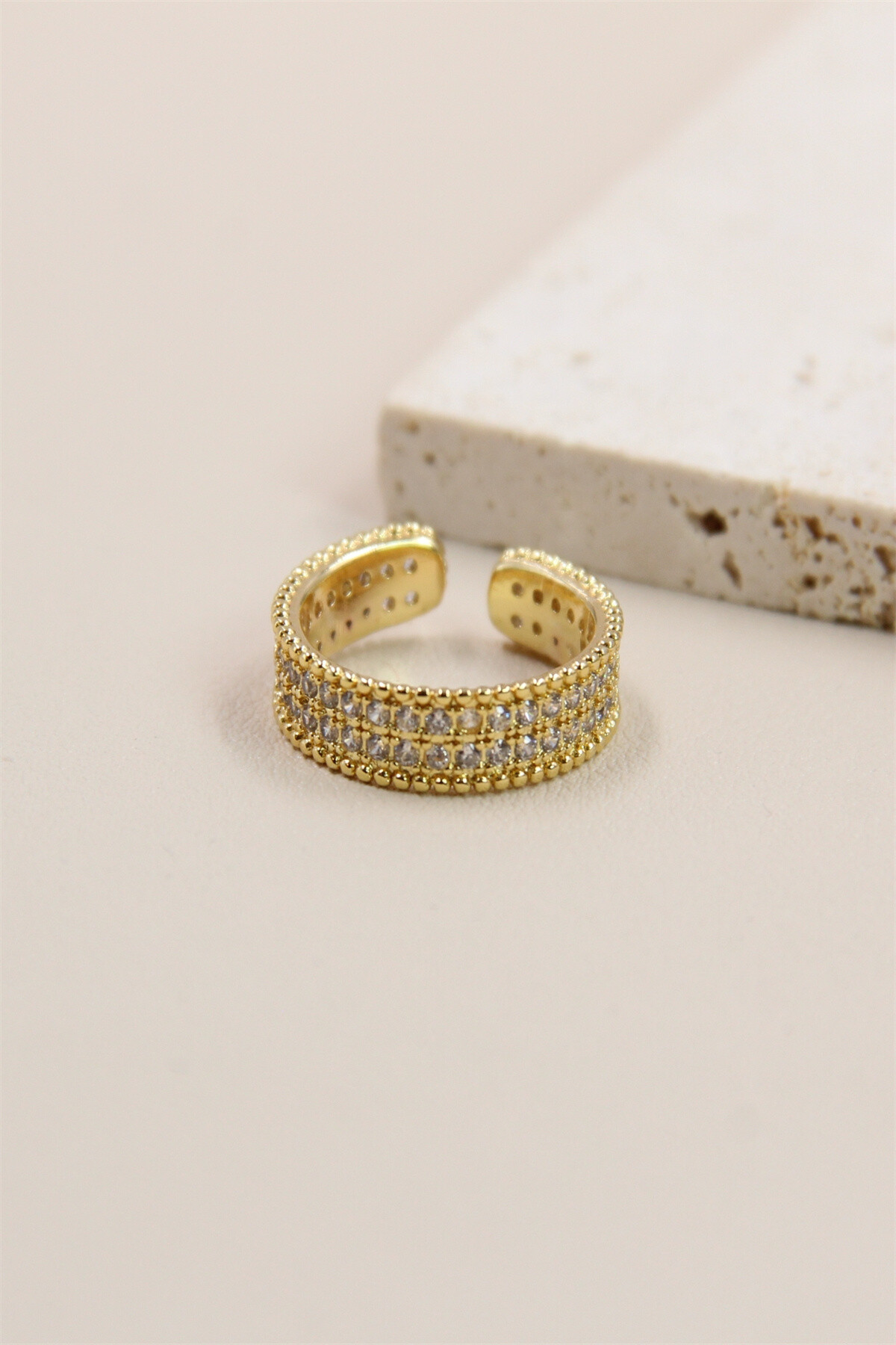 Grossiste Bellissima - Bague ajustable strassée en acier inoxydable - Modernité et glamour