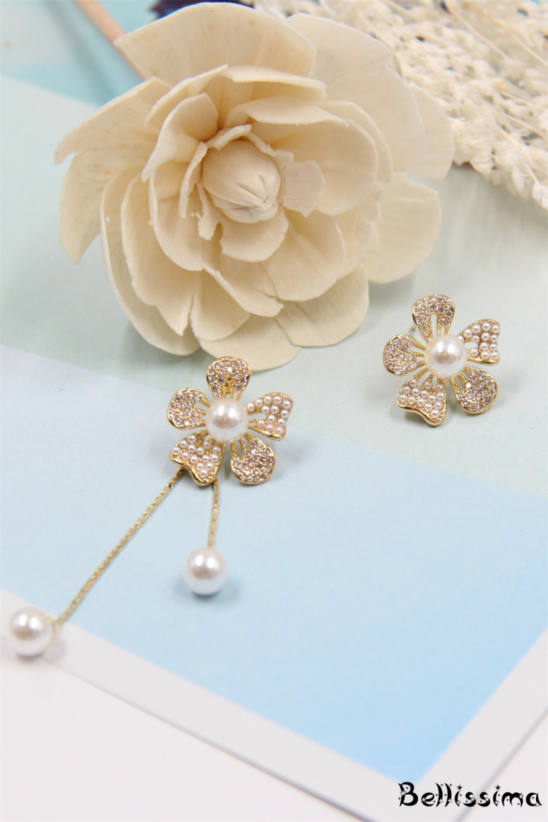 Wholesaler Bellissima - Asymmetrical flower earring in 925 silver stem