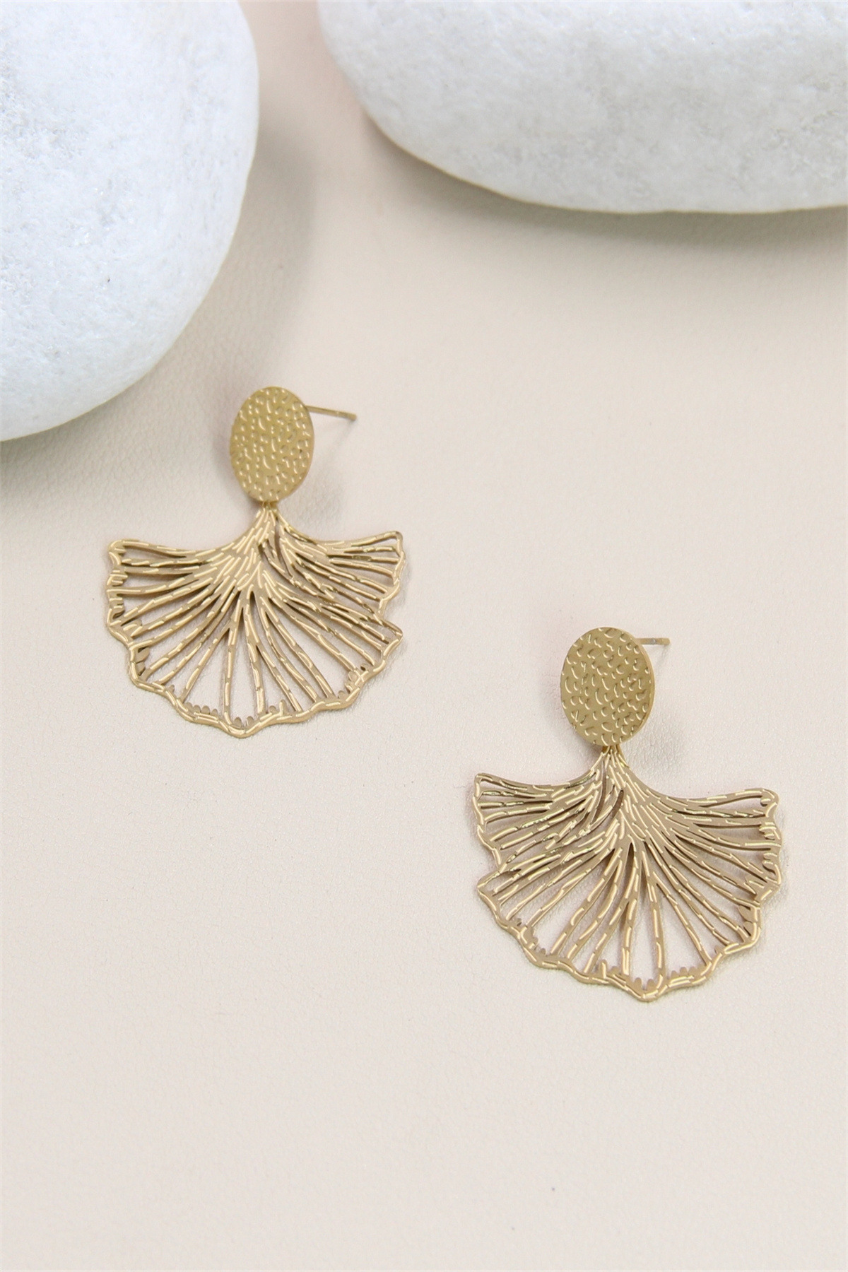 Grossiste Bellissima - Boucles d’oreilles en acier inoxydable avec design feuille de ginkgo