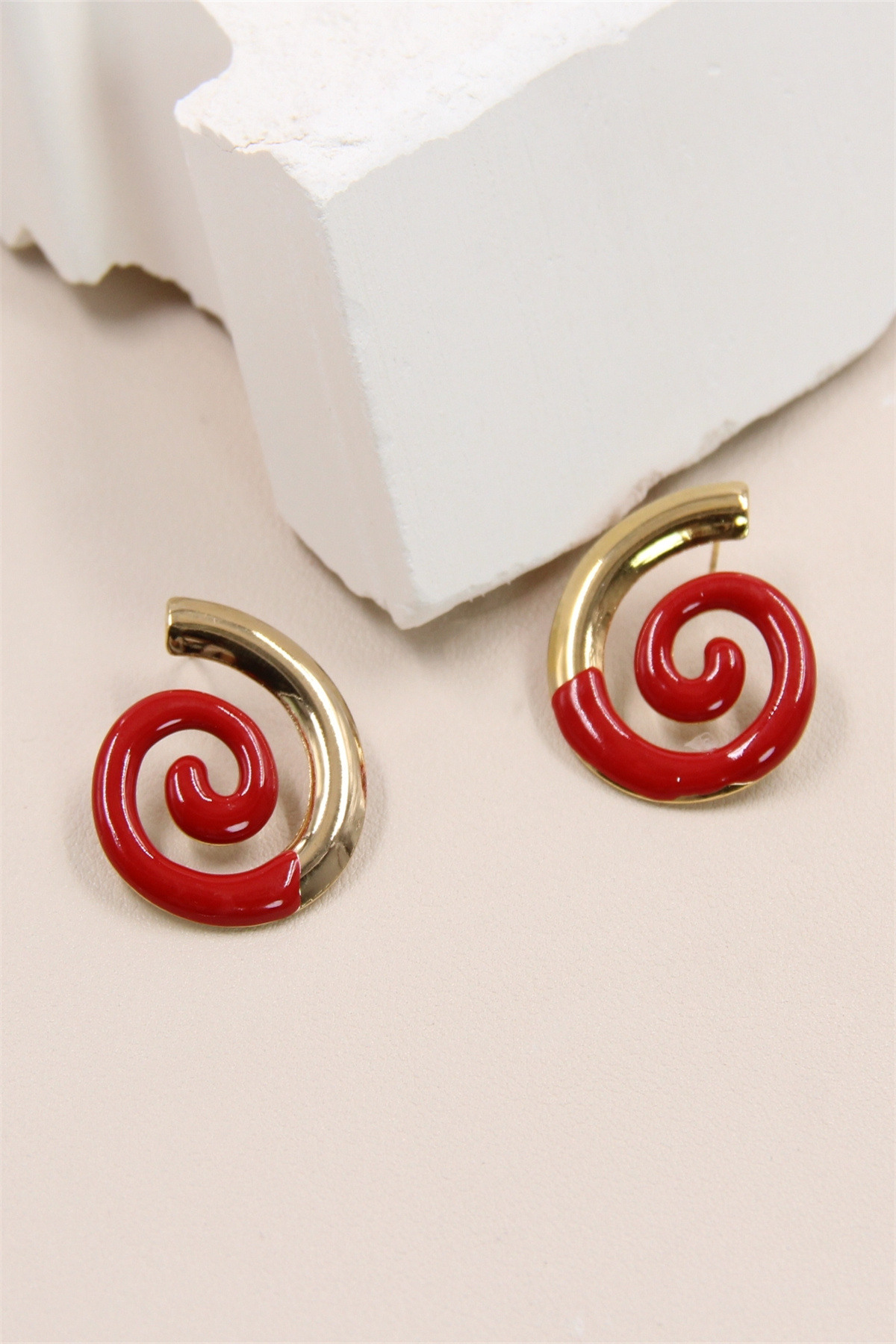 Grossiste Bellissima - Boucles d'oreilles spirales émaillées - Un tourbillon de style