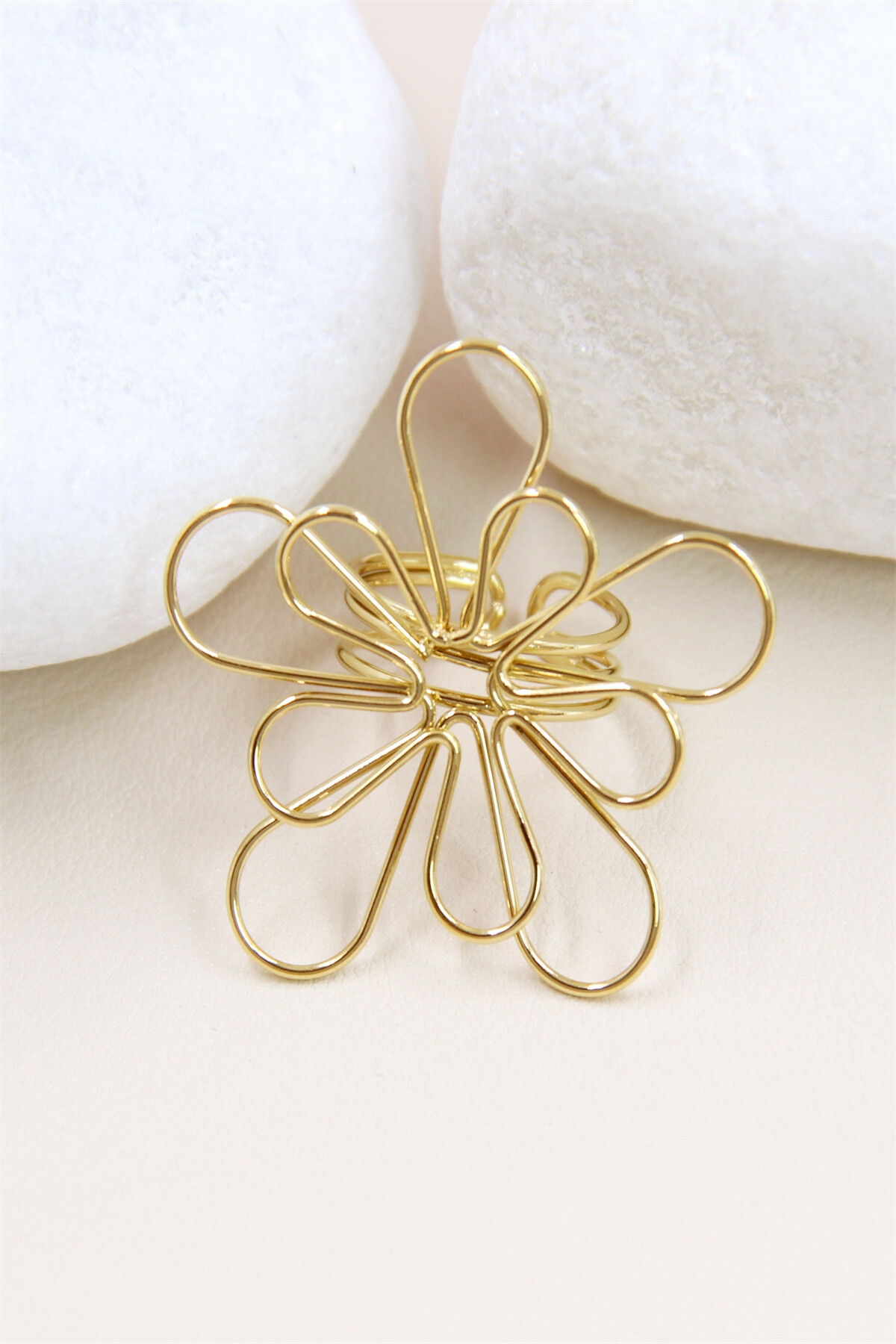 Grossiste Bellissima - Bague en Forme de Fleur en Acier Inoxydable - Un Bijou Élégant