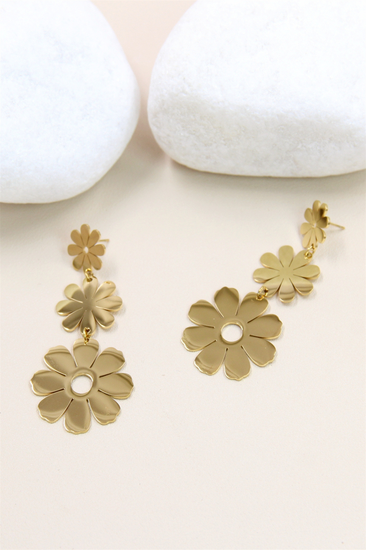 Grossiste Bellissima - Boucles d'Oreilles à 3 Fleurs en Acier Inoxydable - Un Bijou de Sophistication