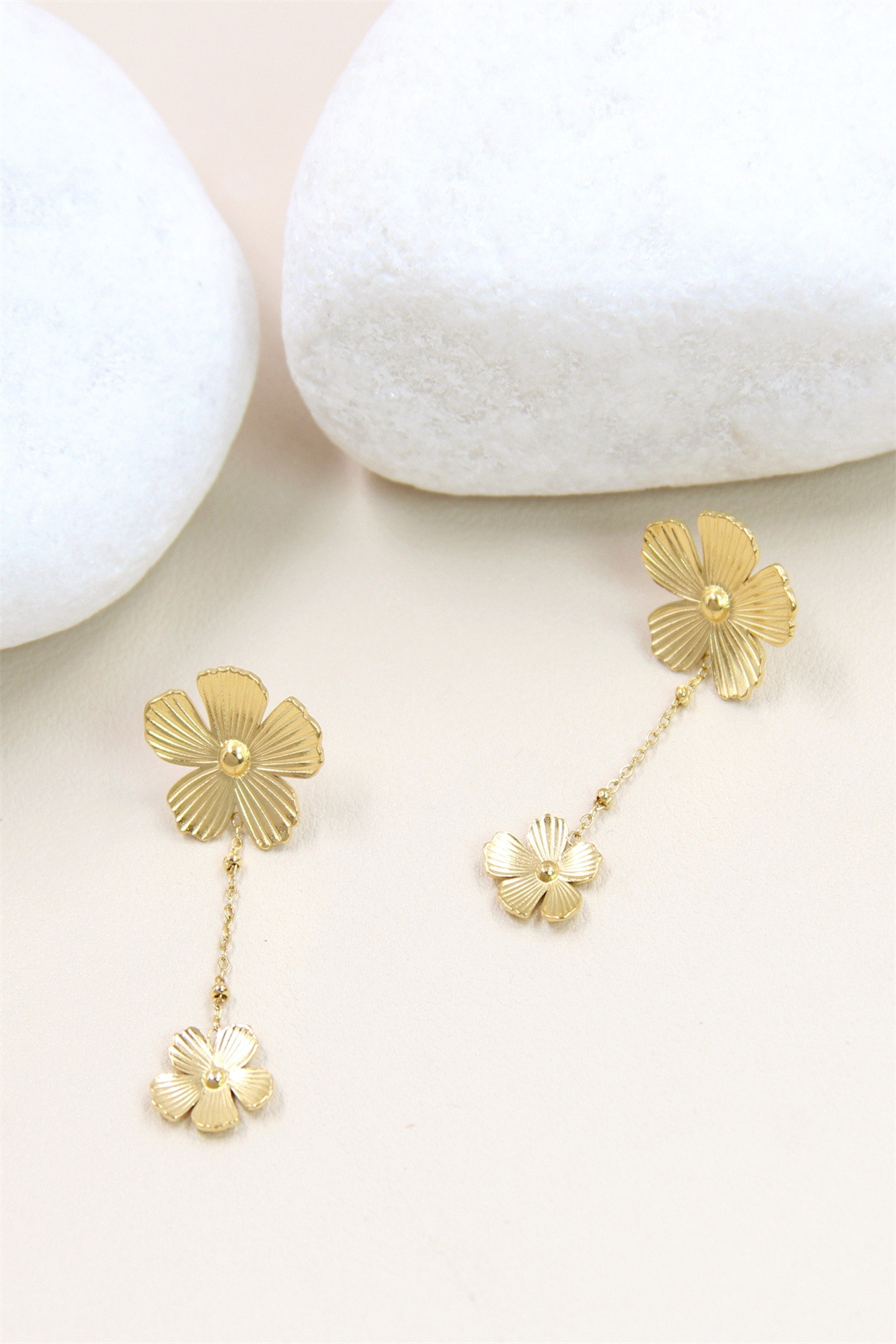 Grossiste Bellissima - Boucles d'Oreilles en Forme de Fleur en Acier Inoxydable - Un Bijou Élégant