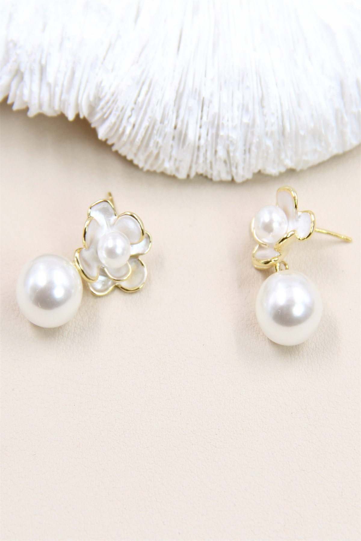 Wholesaler Bellissima - 925 Silver flower stem earrings with shiny pearls