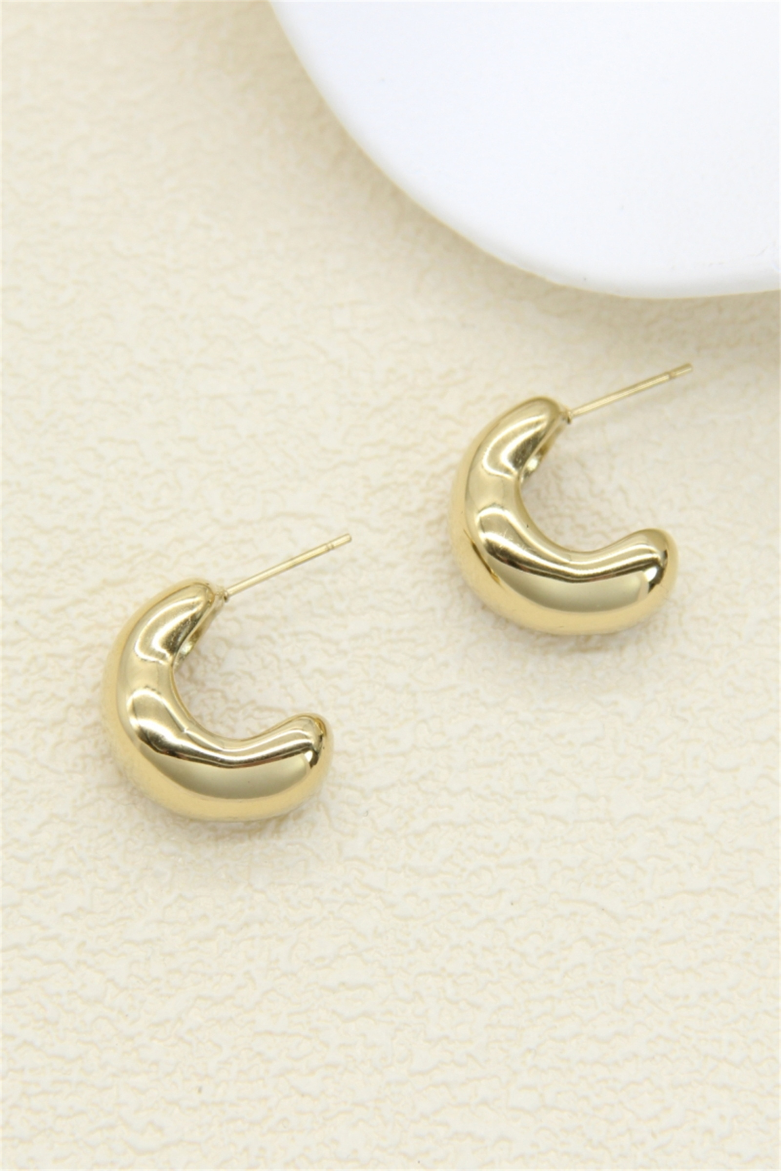Grossiste Bellissima - Boucles d’oreilles créoles bombées dorées – acier inoxydable
