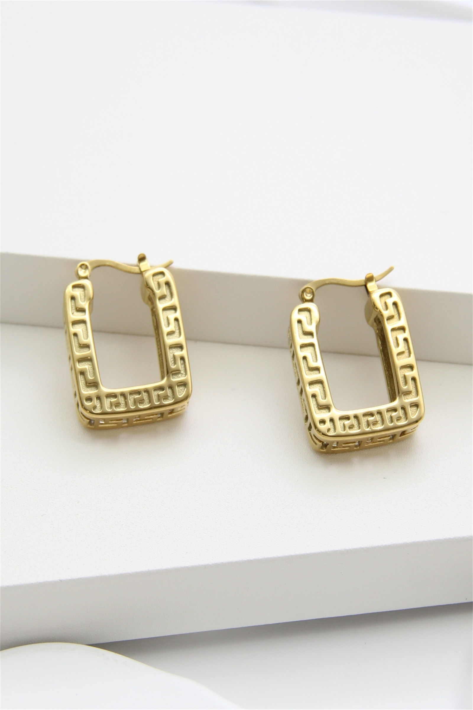 Grossiste Bellissima - Boucle d'oreille Créoles Carrées ajourées en Acier Inoxydable Doré – Style Graphique et Moderne