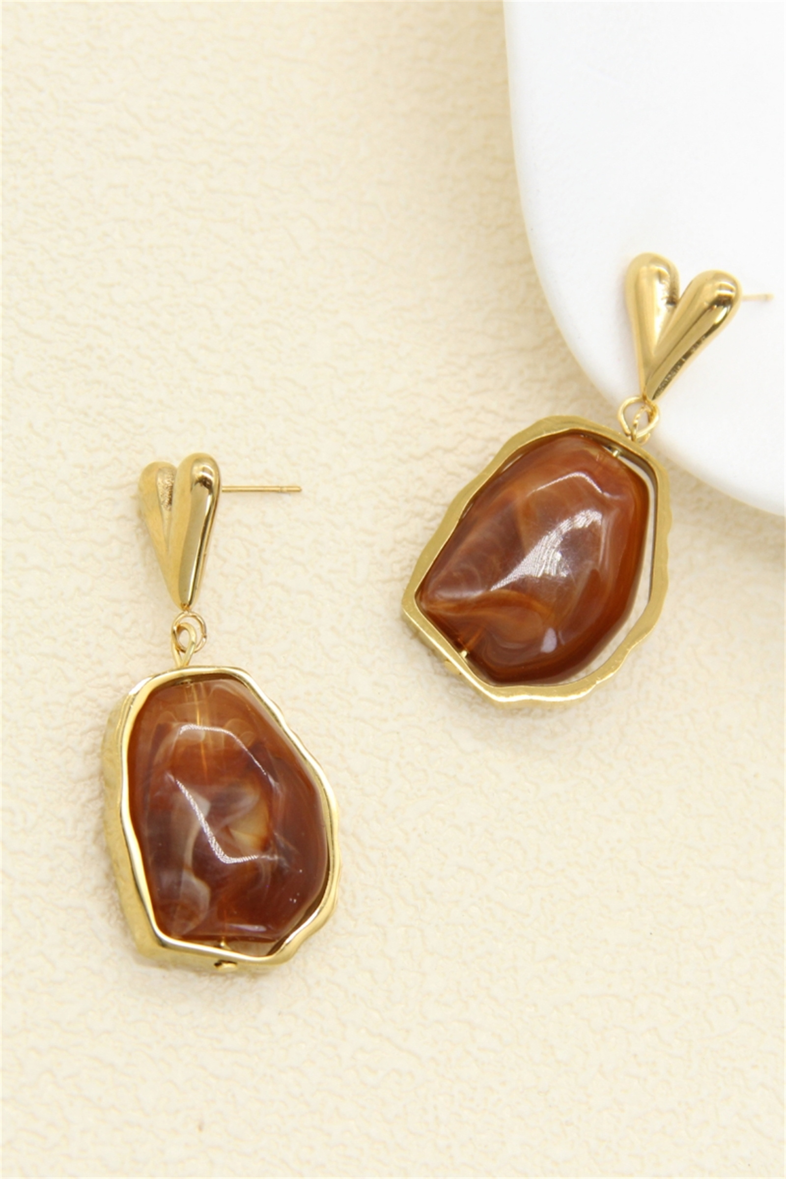 Grossiste Bellissima - Boucles d’oreilles pendantes résine brun – acier inoxydable doré