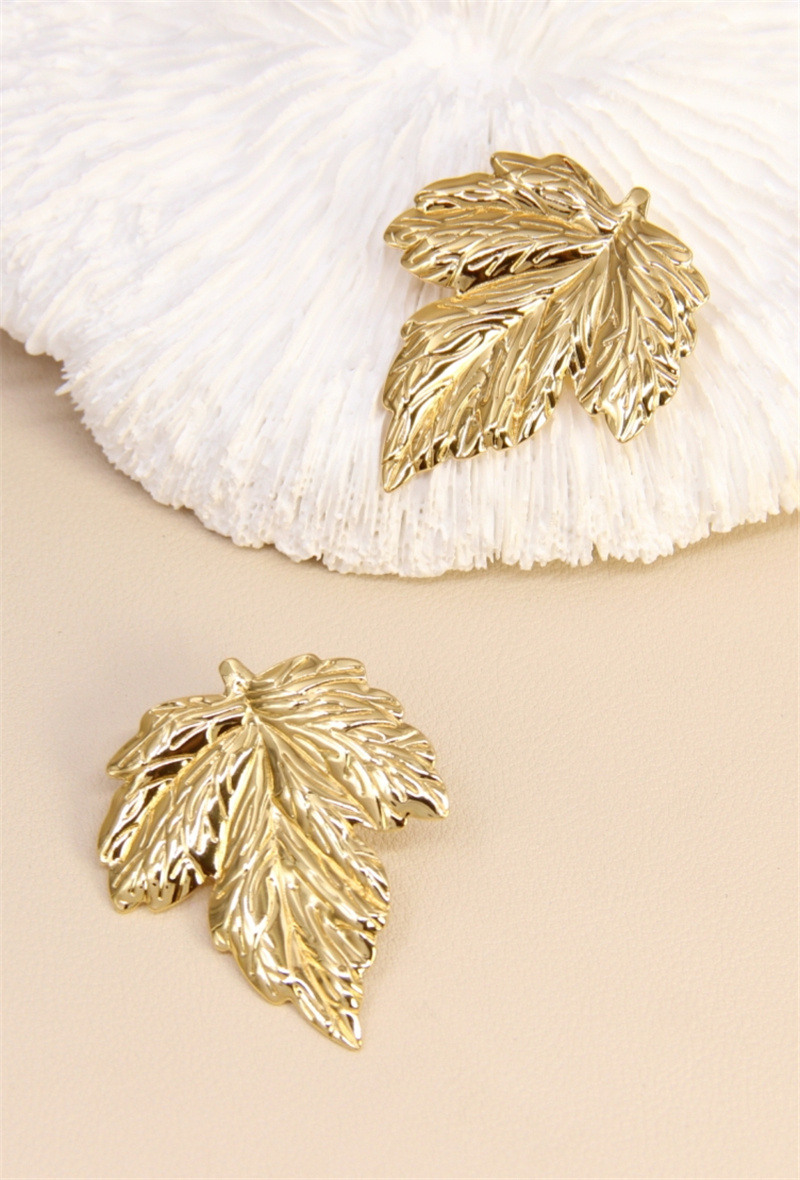 Grossiste Bellissima - Boucles d’Oreilles Feuille Dorée – Acier Inoxydable Chic & Naturel