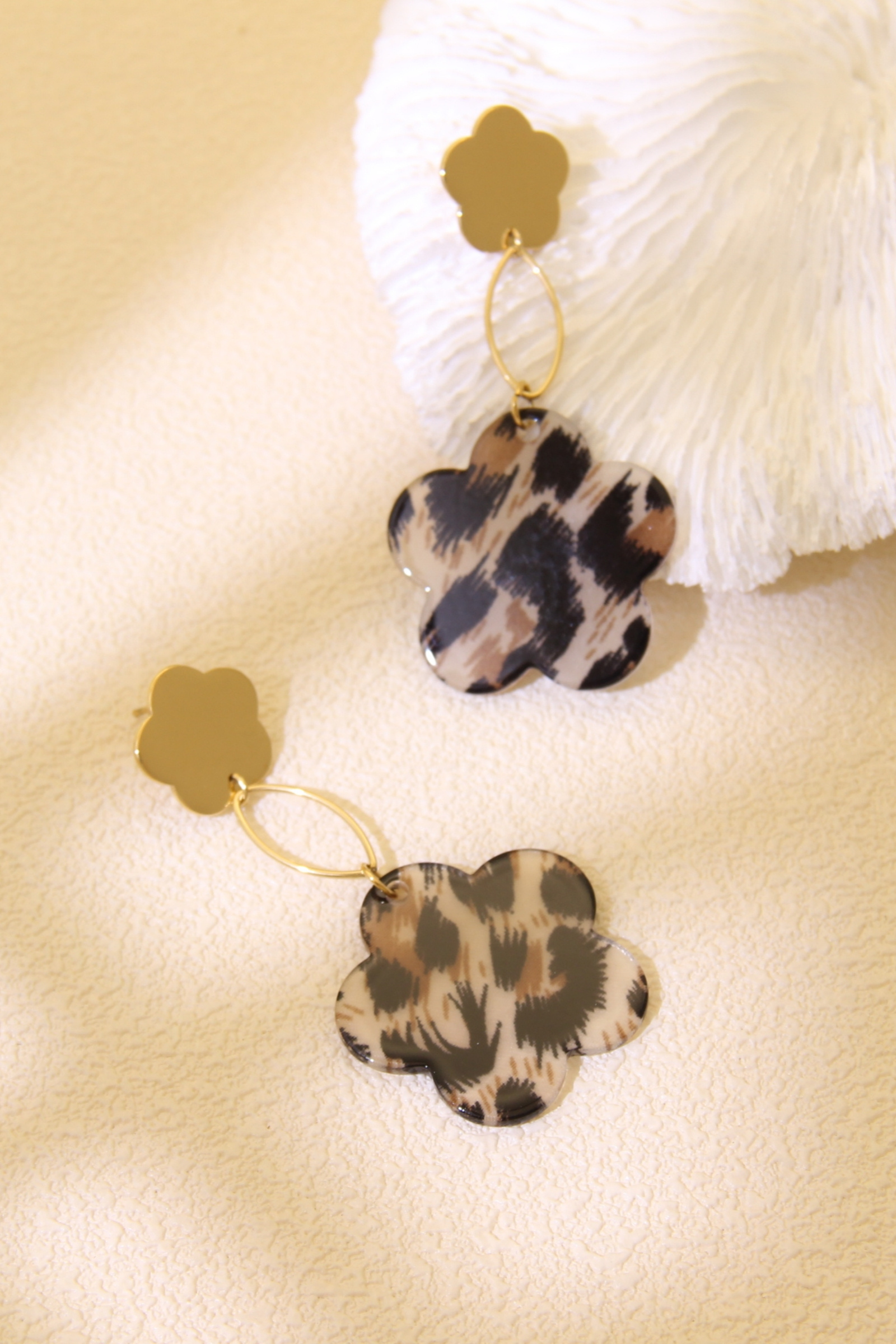 Grossiste Bellissima - Boucles d’Oreilles Fleur Léopard Dorées – Audace Chic & Féminité Moderne